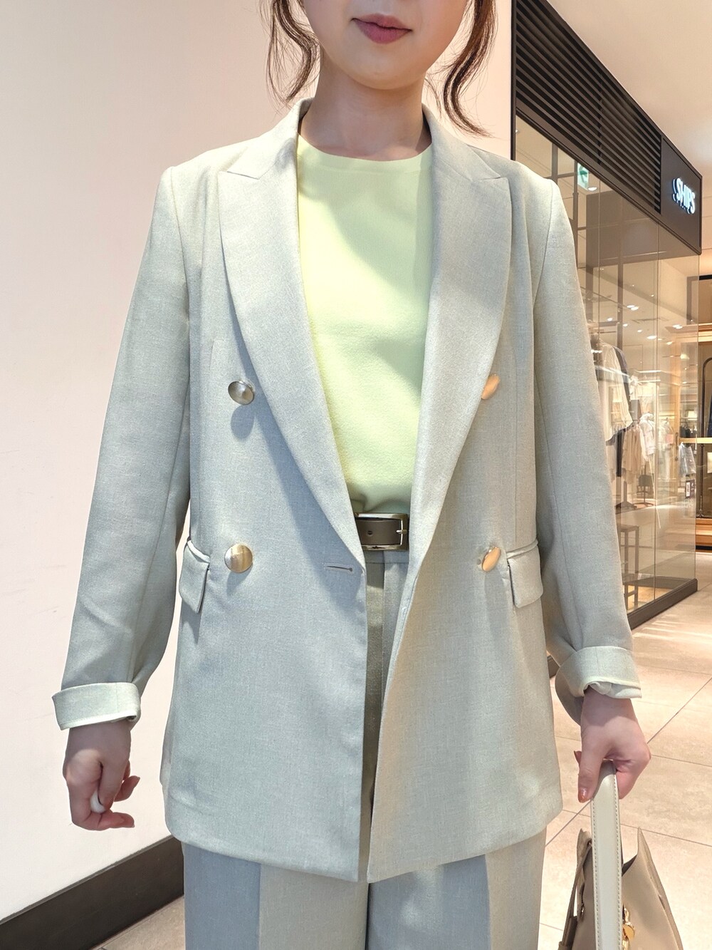 ベージュ系のテーラードジャケット、ベージュ系のその他パンツ、ベージュ系のカーディガン/ボレロを着用したレディースの春コーディネートの4枚目の写真