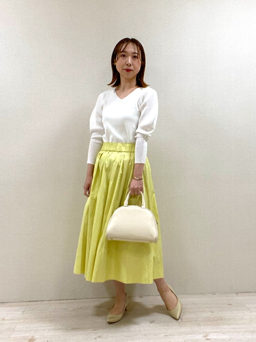 「きれいめカジュアル、キレイめコーデ、おでかけコーデ、デート、イエロースカート、フレアスカート、白ニット、フェミニン、きちんとスタイル、スカートスタイル、春コーデ、春ニット、パワショル、パワーストーン、パンプス」｜「NOLLEY’Sのプレーンパンプス（パンプス、ホワイト系）」を使った、aikoさん（レディース・158cm）の冬コーディネートの2枚目の写真