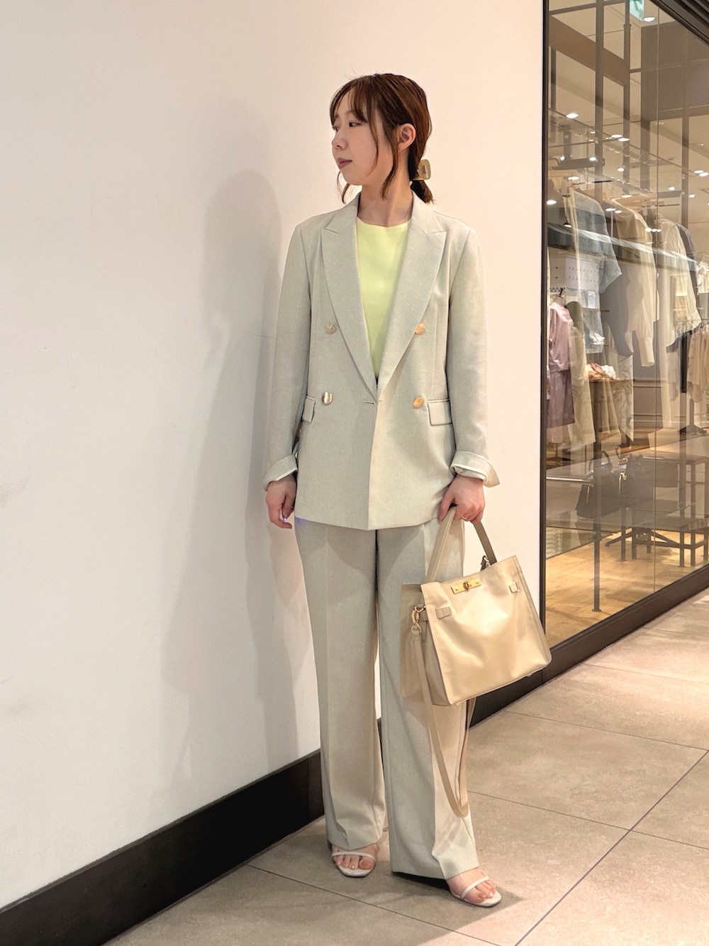 ベージュ系のその他パンツ、ベージュ系のテーラードジャケット、ベージュ系のトートバッグを着用したレディースの春コーディネートの5枚目の写真