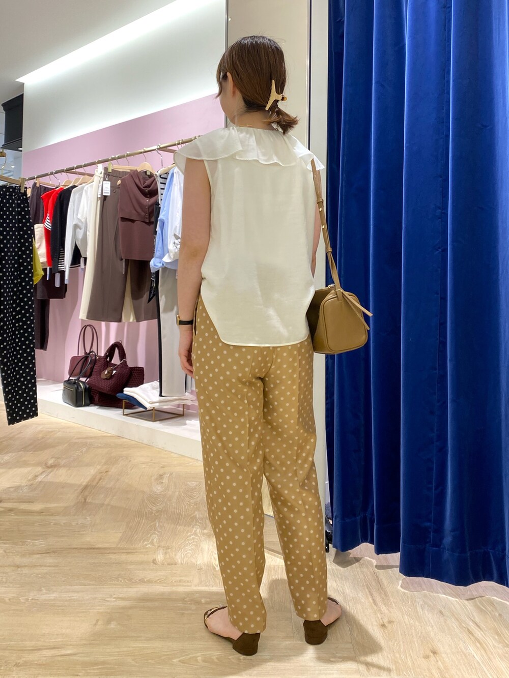 ホワイト系のシャツ/ブラウス、ブラウン系のショルダーバッグ、ベージュ系のその他パンツを着用したレディースの夏コーディネートの2枚目の写真