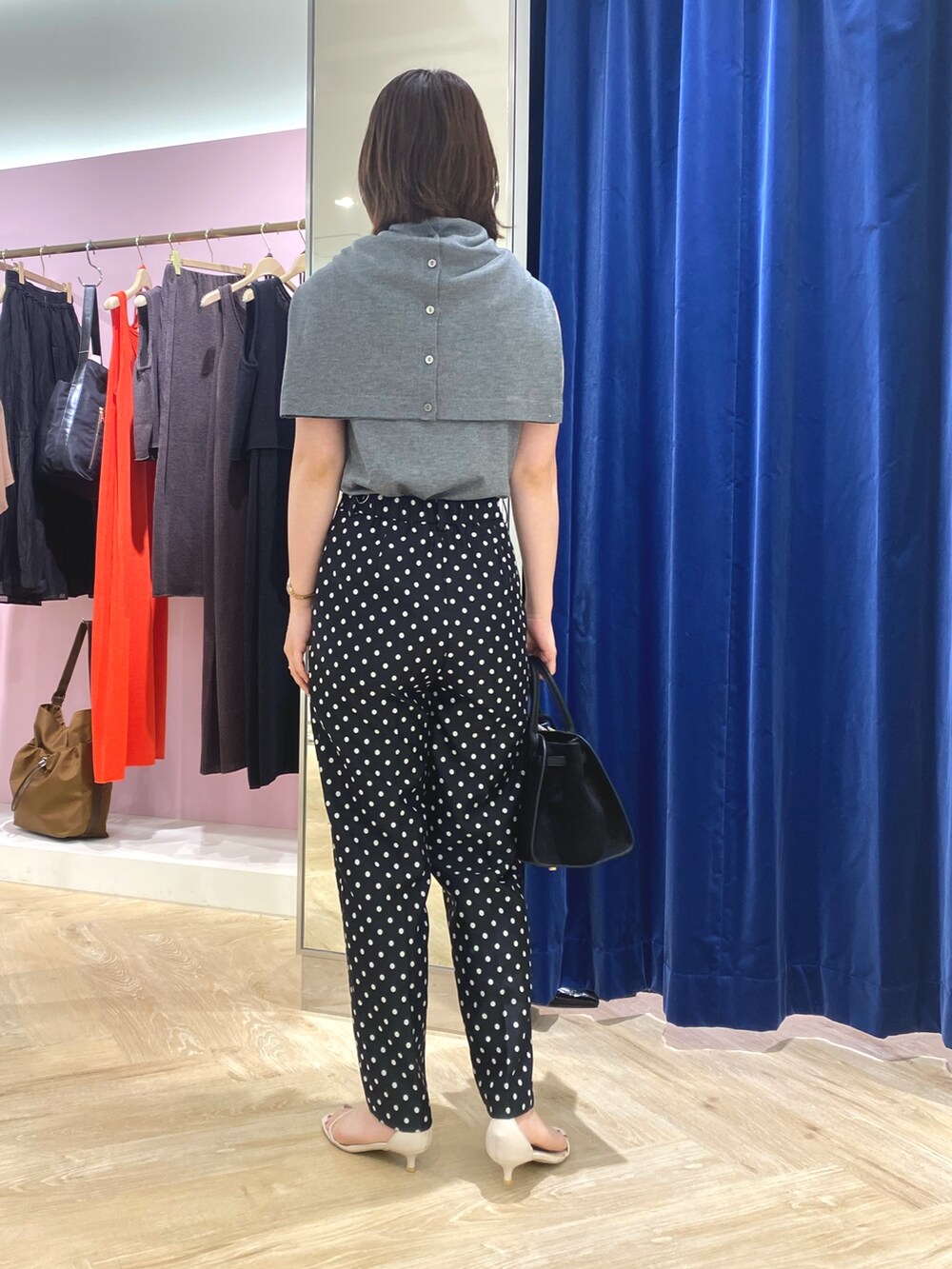 ブラック系のその他パンツ、グレー系のカーディガン/ボレロ、ブラック系のトートバッグを着用したレディースの秋コーディネートの2枚目の写真