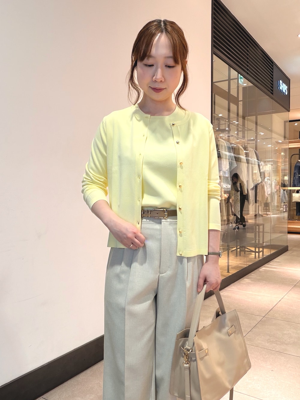 ベージュ系のテーラードジャケット、ベージュ系のその他パンツ、ベージュ系のカーディガン/ボレロを着用したレディースの春コーディネートの7枚目の写真