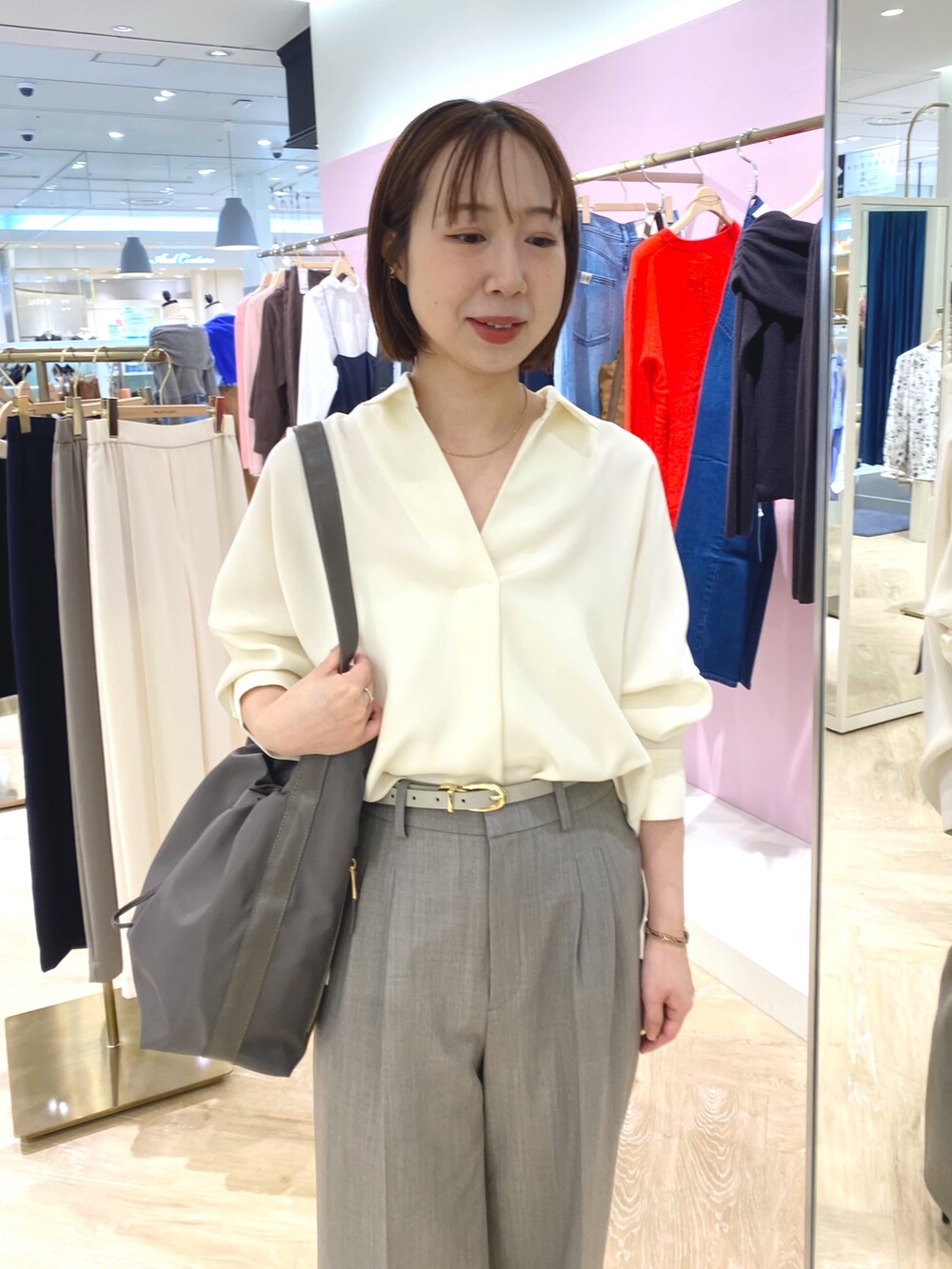 ブラウン系のその他パンツ、ホワイト系のシャツ/ブラウス、ブラウン系のテーラードジャケットを着用したレディースの秋コーディネートの5枚目の写真