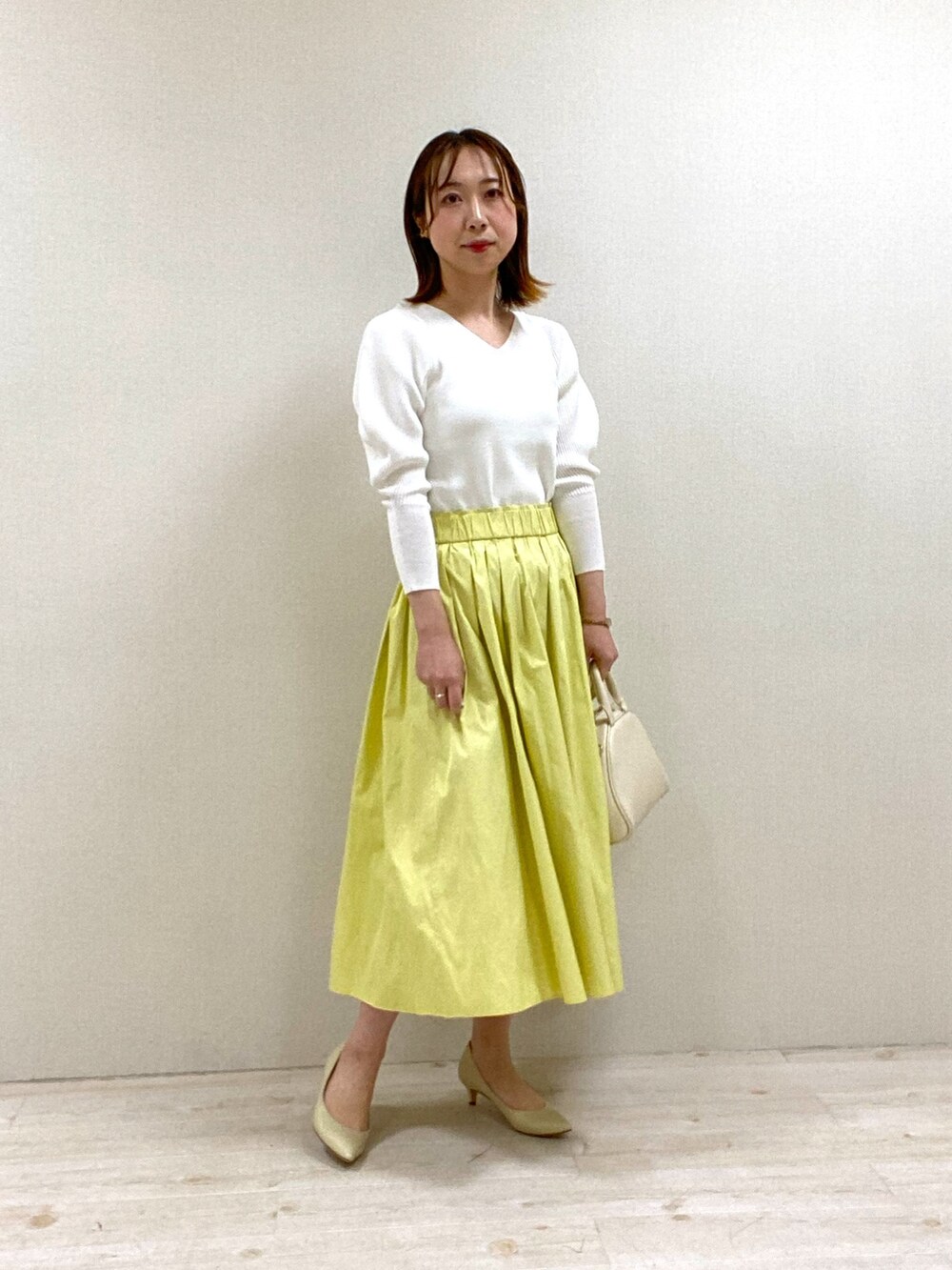 「きれいめカジュアル、キレイめコーデ、おでかけコーデ、デート、イエロースカート、フレアスカート、白ニット、フェミニン、きちんとスタイル、スカートスタイル、春コーデ、春ニット、パワショル、パワーストーン、パンプス」｜「NOLLEY’Sのプレーンパンプス（パンプス、ホワイト系）」を使った、aikoさん（レディース・158cm）の冬コーディネートの3枚目の写真