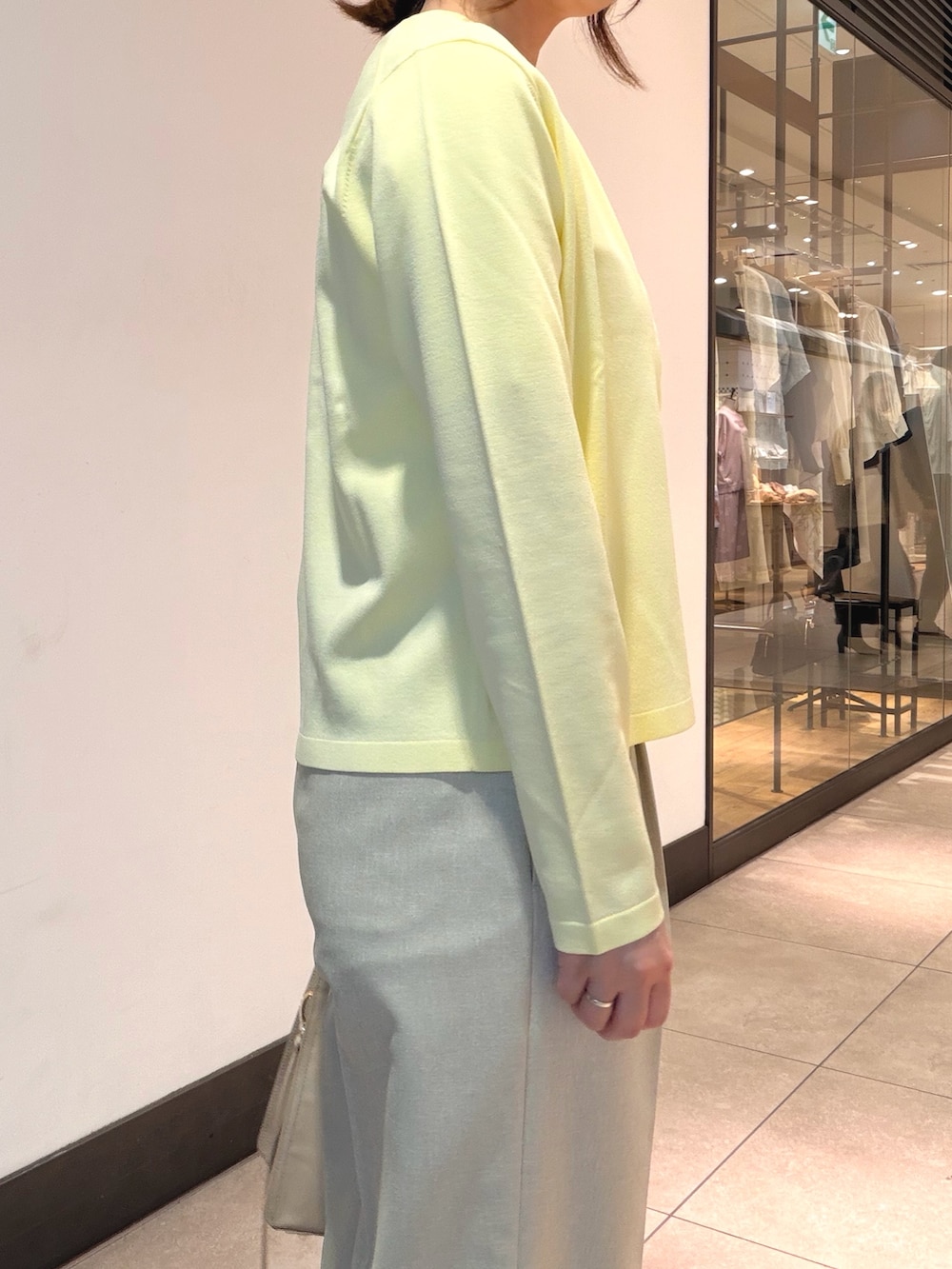 ベージュ系のその他パンツ、ベージュ系のテーラードジャケット、ベージュ系のトートバッグを着用したレディースの春コーディネートの4枚目の写真