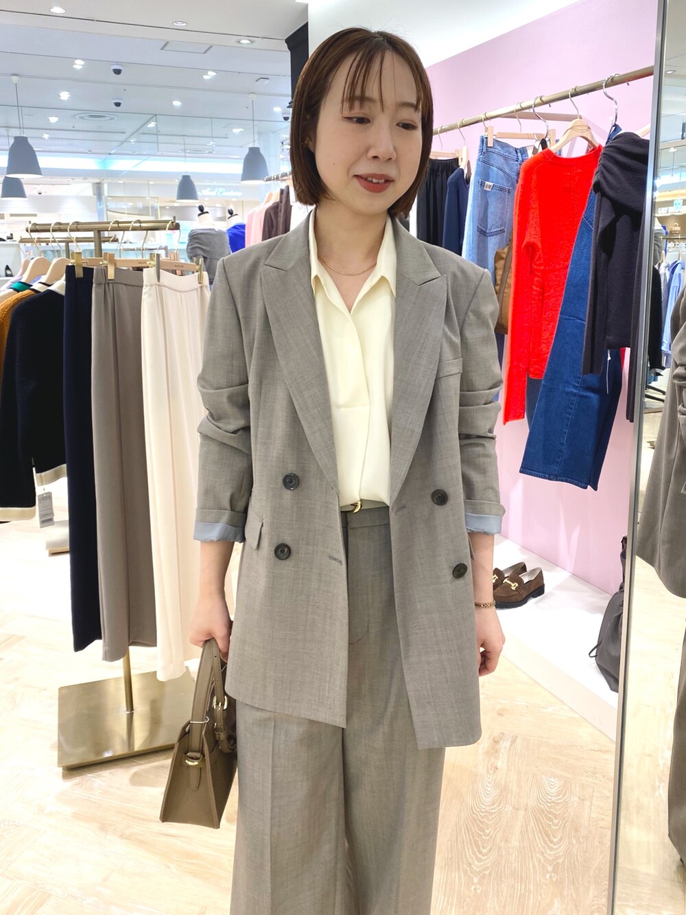 ブラウン系のその他パンツ、ホワイト系のシャツ/ブラウス、ブラウン系のテーラードジャケットを着用したレディースの秋コーディネートの9枚目の写真