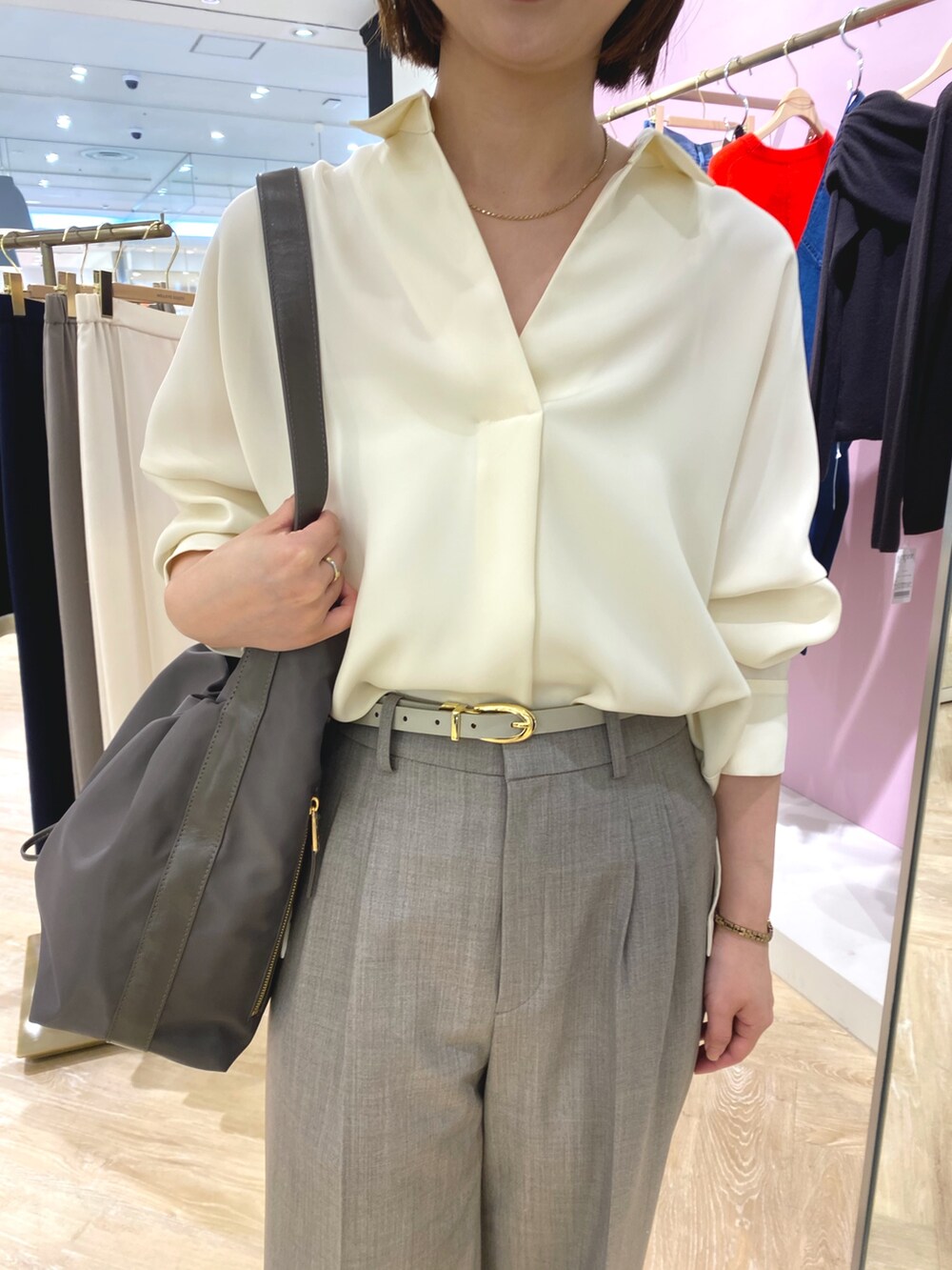 ブラウン系のその他パンツ、ホワイト系のシャツ/ブラウス、ブラウン系のテーラードジャケットを着用したレディースの秋コーディネートの6枚目の写真