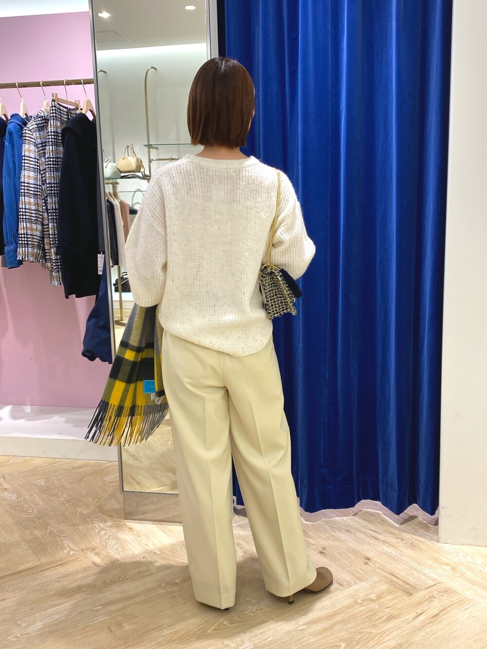 ホワイト系のニット/セーター、イエロー系のその他アウター、イエロー系のストール/ショールを着用したレディースの冬コーディネートの3枚目の写真