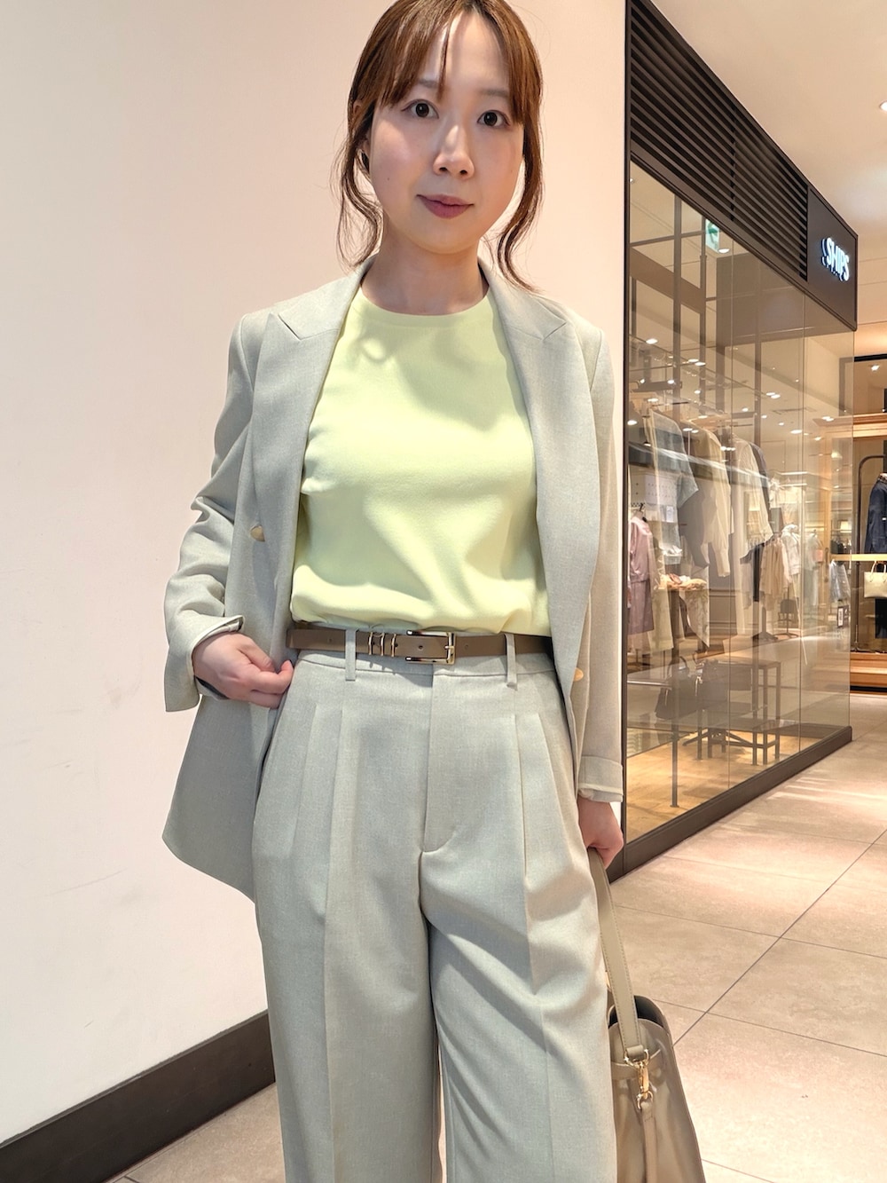 ベージュ系のその他パンツ、ベージュ系のテーラードジャケット、ベージュ系のトートバッグを着用したレディースの春コーディネートの8枚目の写真