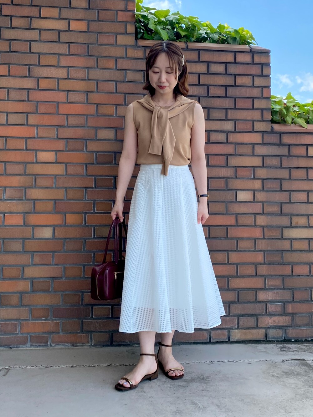 ホワイト系のテーラードジャケット、イエロー系のカーディガン/ボレロ、イエロー系のニット/セーターを着用したレディースの夏コーディネートの5枚目の写真