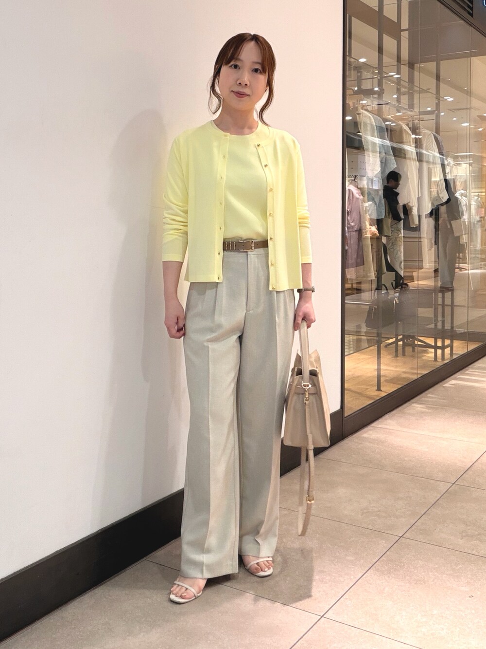 ベージュ系のテーラードジャケット、ベージュ系のその他パンツ、ベージュ系のカーディガン/ボレロを着用したレディースの春コーディネートの10枚目の写真