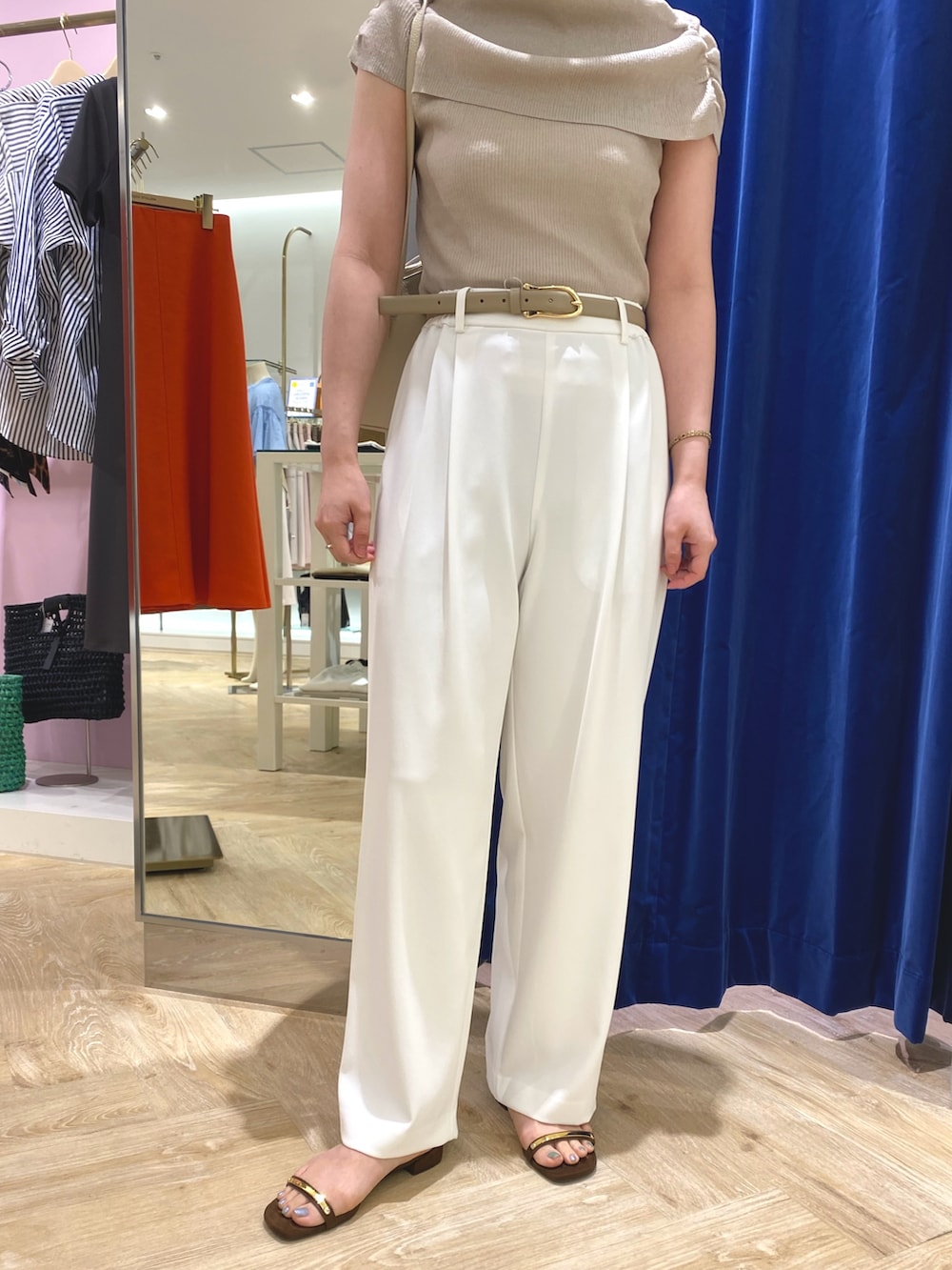 ベージュ系のニット/セーター、ホワイト系のその他パンツ、ホワイト系のショルダーバッグを着用したレディースの夏コーディネートの4枚目の写真