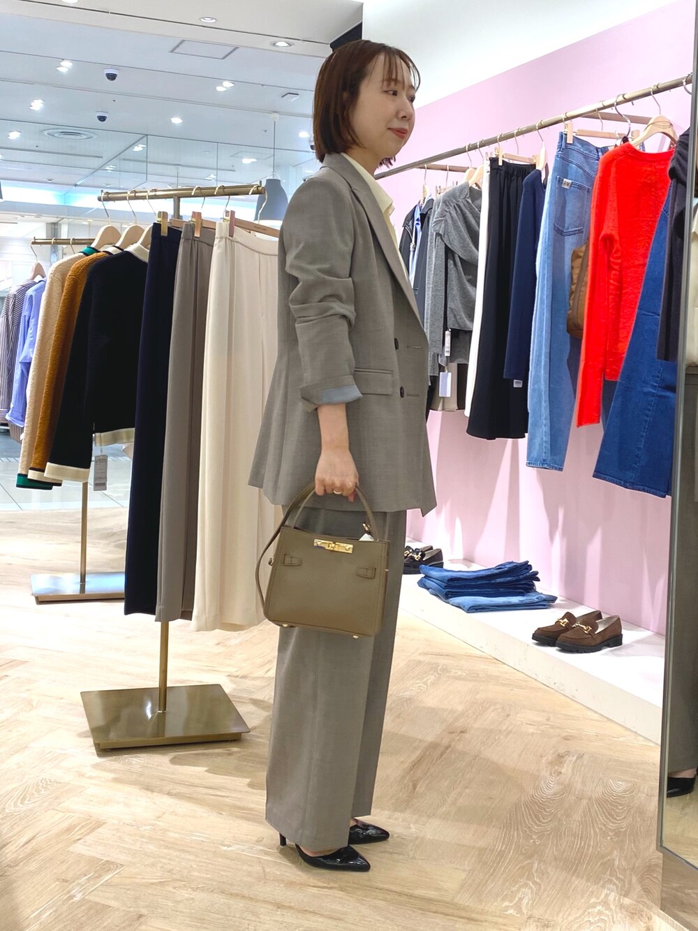 ブラウン系のその他パンツ、ホワイト系のシャツ/ブラウス、ブラウン系のテーラードジャケットを着用したレディースの秋コーディネートの8枚目の写真