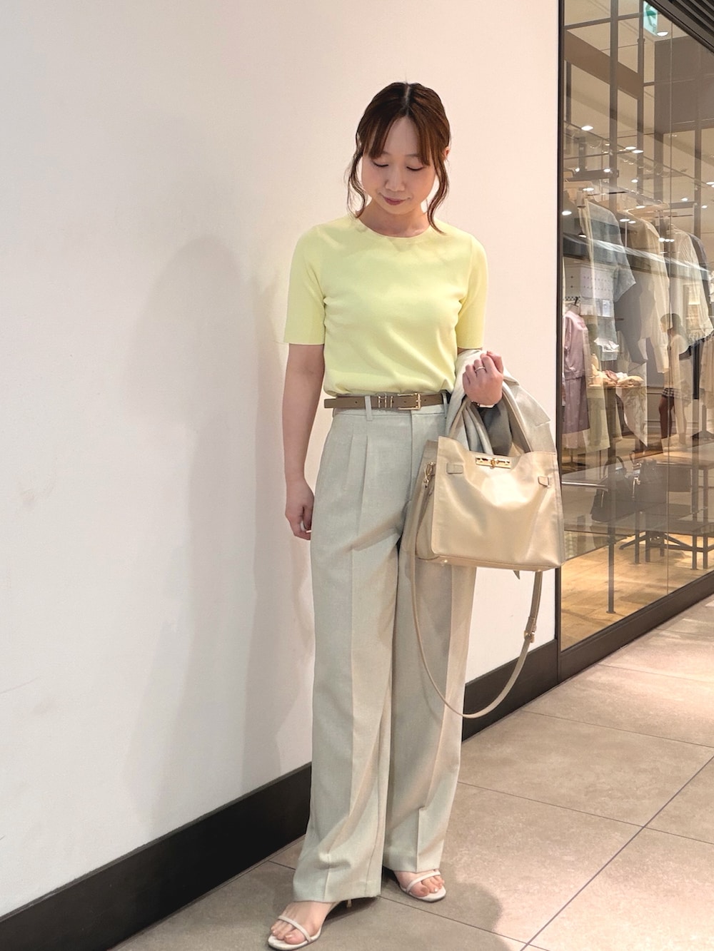 ベージュ系のテーラードジャケット、ベージュ系のその他パンツ、ベージュ系のカーディガン/ボレロを着用したレディースの春コーディネートの9枚目の写真