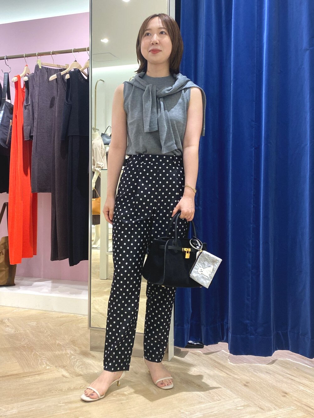 ブラック系のその他パンツ、グレー系のカーディガン/ボレロ、ブラック系のトートバッグを着用したレディースの秋コーディネートの3枚目の写真
