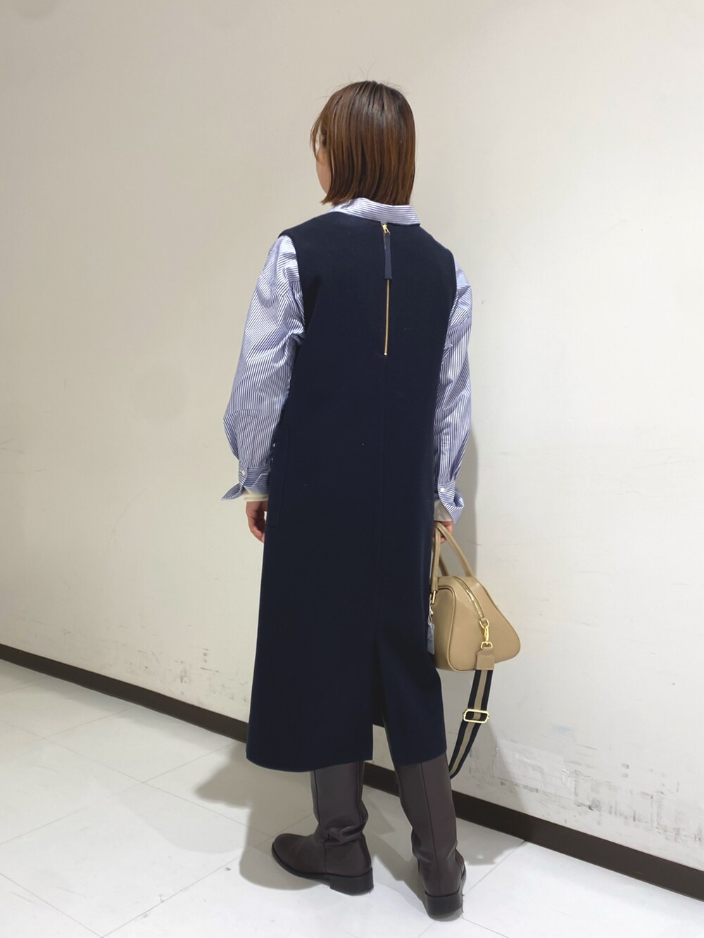 ブルー系のワンピース、ホワイト系のニット/セーター、ホワイト系のシャツ/ブラウスを着用したレディースの冬コーディネートの5枚目の写真