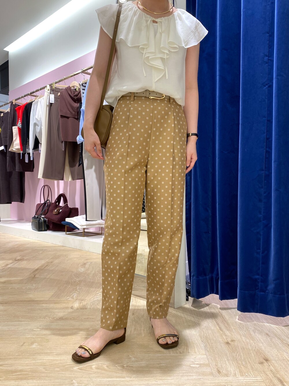 ホワイト系のシャツ/ブラウス、ブラウン系のショルダーバッグ、ベージュ系のその他パンツを着用したレディースの夏コーディネートの5枚目の写真