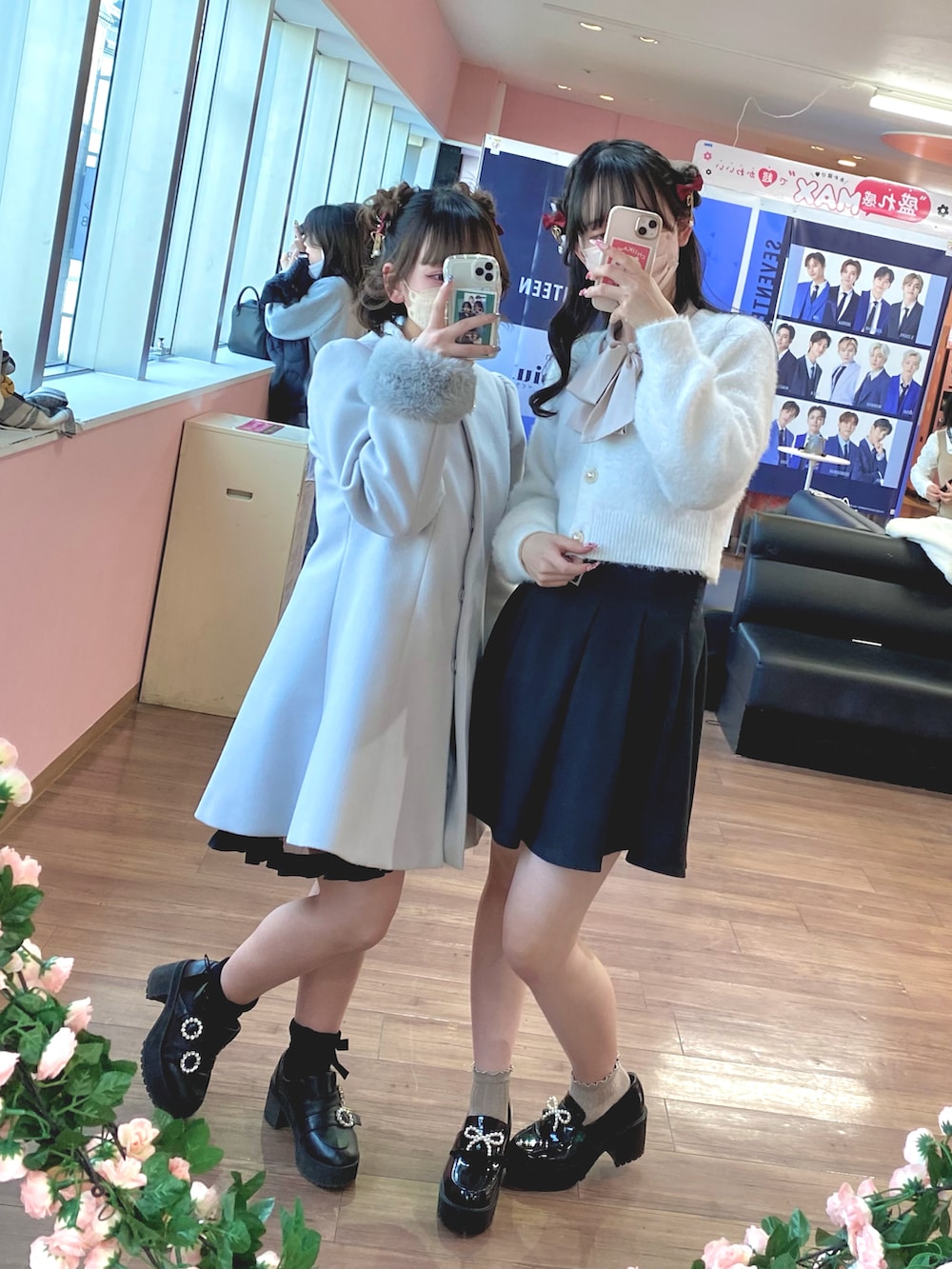 ブラック系のスカート、ホワイト系のジャケット/アウター、ベージュ系のシャツ/ブラウスを着用したレディースの冬コーディネートの2枚目の写真