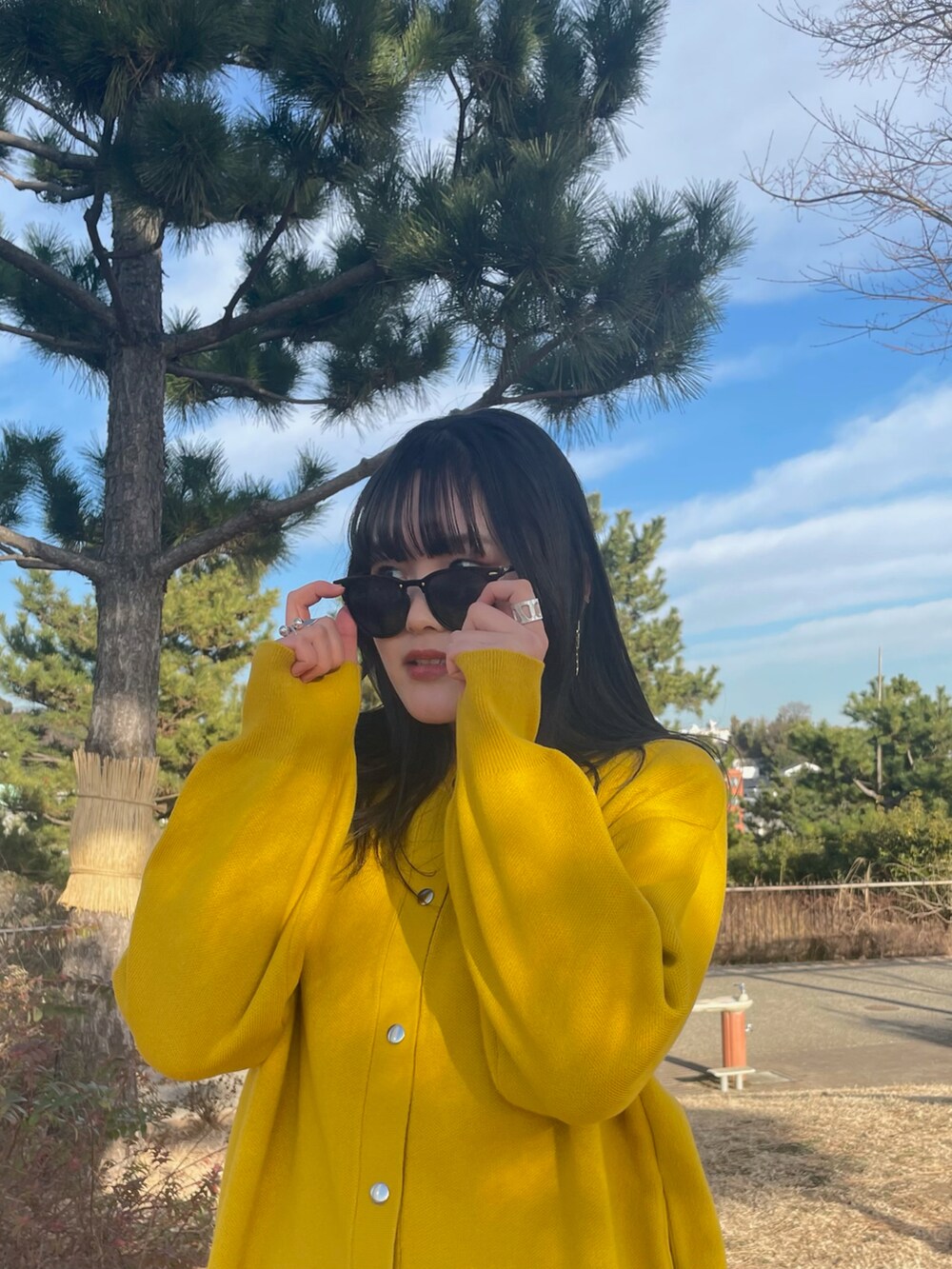 ブラック系のその他パンツ、イエロー系のカーディガン/ボレロを着用したレディースの冬コーディネートの2枚目の写真