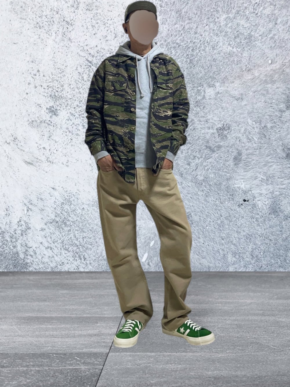 シルバー系のパーカー、グリーン系のシャツ/ブラウス、ベージュ系のデニムパンツを着用したメンズの春コーディネートの2枚目の写真