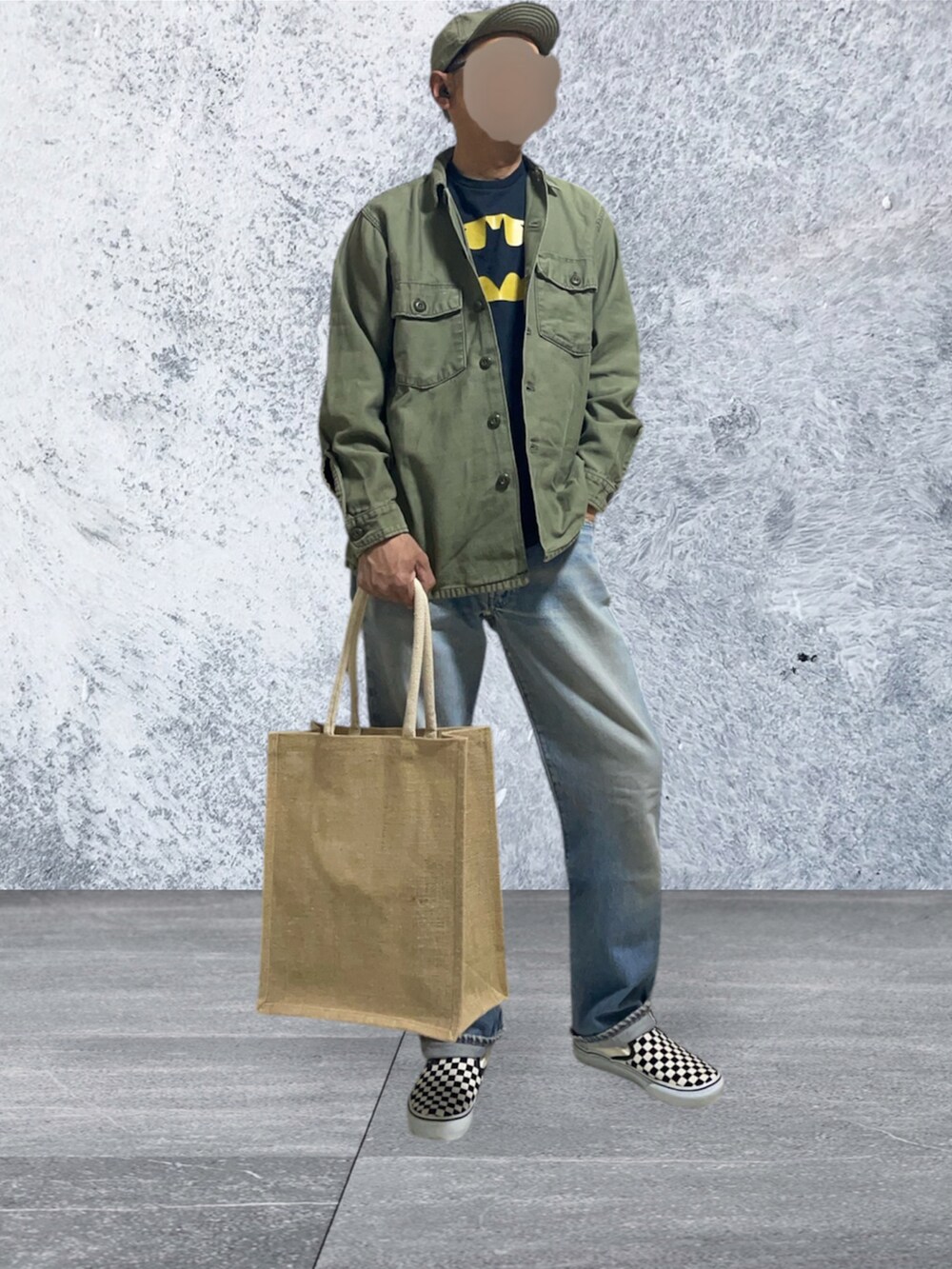 ベージュ系のシャツ/ブラウス、ブラック系のTシャツ/カットソー、ブルー系のデニムパンツを着用したメンズの春コーディネートの2枚目の写真