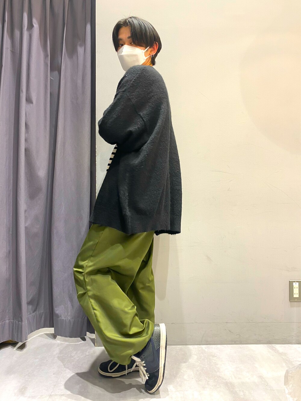 ブラック系のカーディガン/ボレロ、ホワイト系のニット/セーター、グリーン系のその他パンツを着用したメンズの冬コーディネートの3枚目の写真