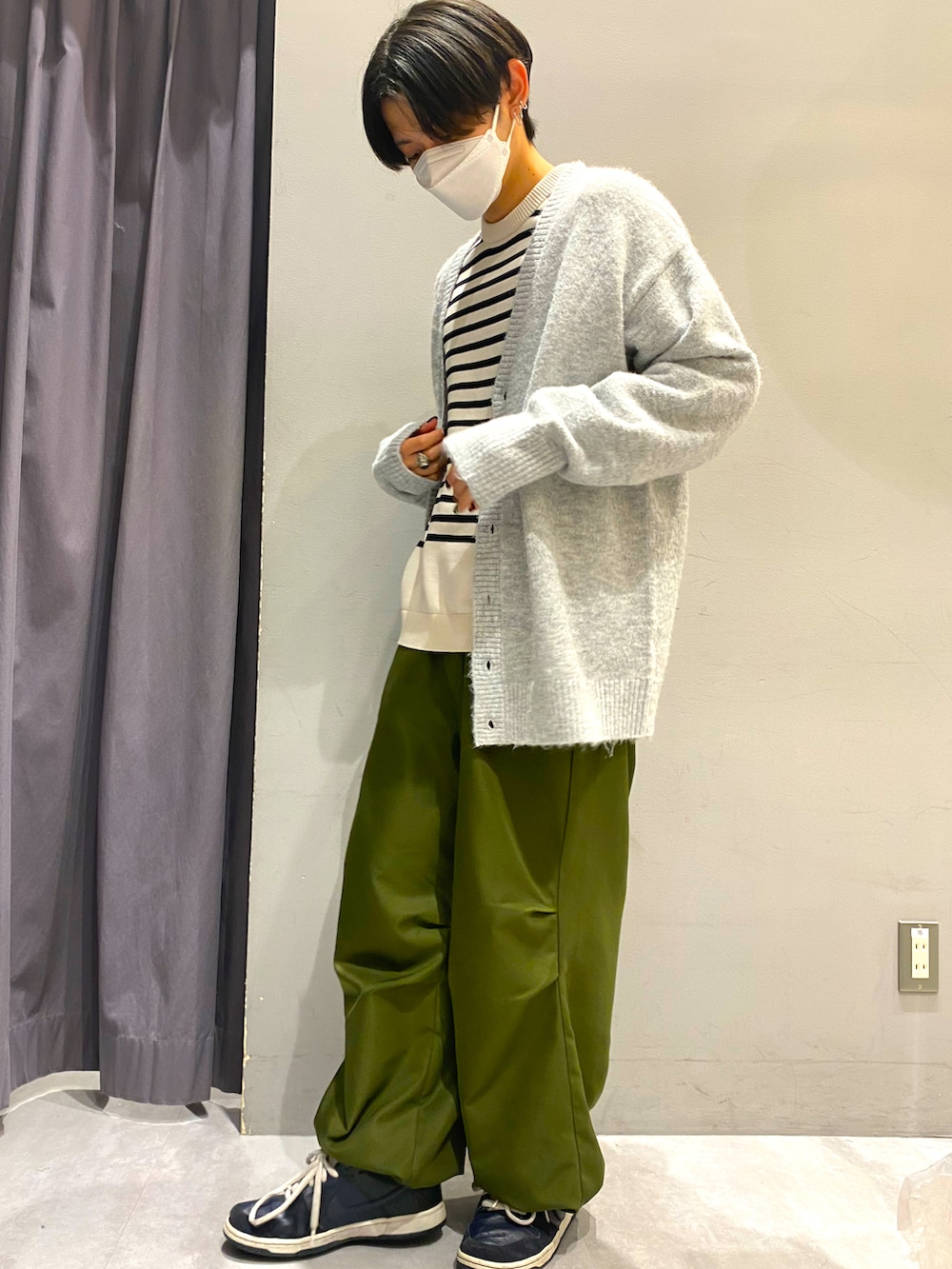 ブラック系のカーディガン/ボレロ、ホワイト系のニット/セーター、グリーン系のその他パンツを着用したメンズの冬コーディネートの5枚目の写真