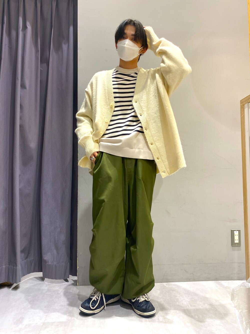 ブラック系のカーディガン/ボレロ、ホワイト系のニット/セーター、グリーン系のその他パンツを着用したメンズの冬コーディネートの4枚目の写真