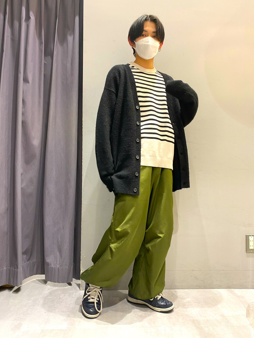 ブラック系のカーディガン/ボレロ、ホワイト系のニット/セーター、グリーン系のその他パンツを着用したメンズの冬コーディネートの2枚目の写真