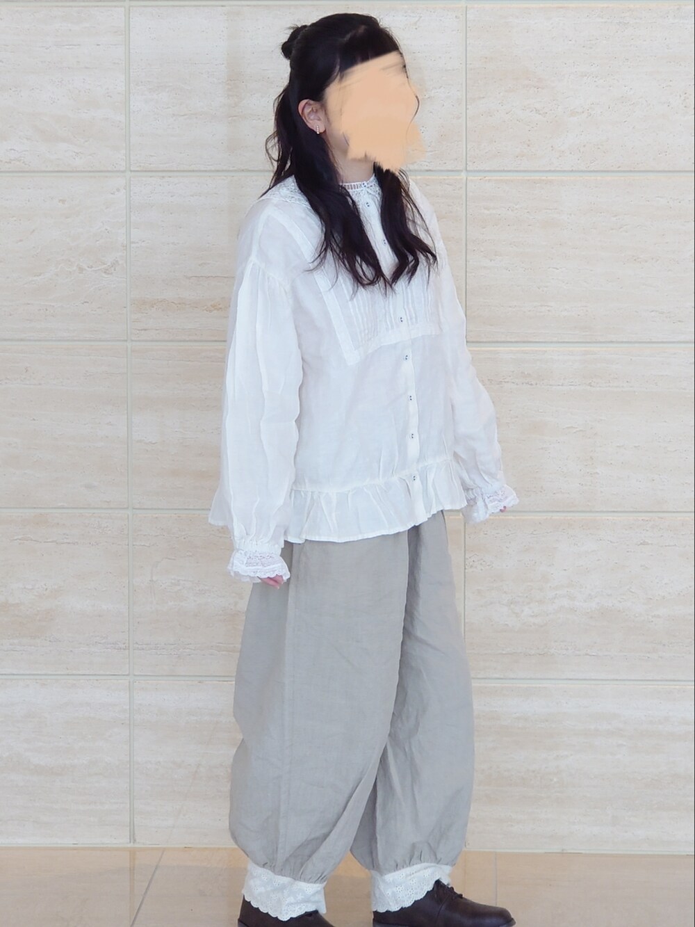 ベージュ系のパンツ、ホワイト系のシャツ/ブラウス、ブラウン系のドレスシューズを着用したレディースの冬コーディネートの2枚目の写真