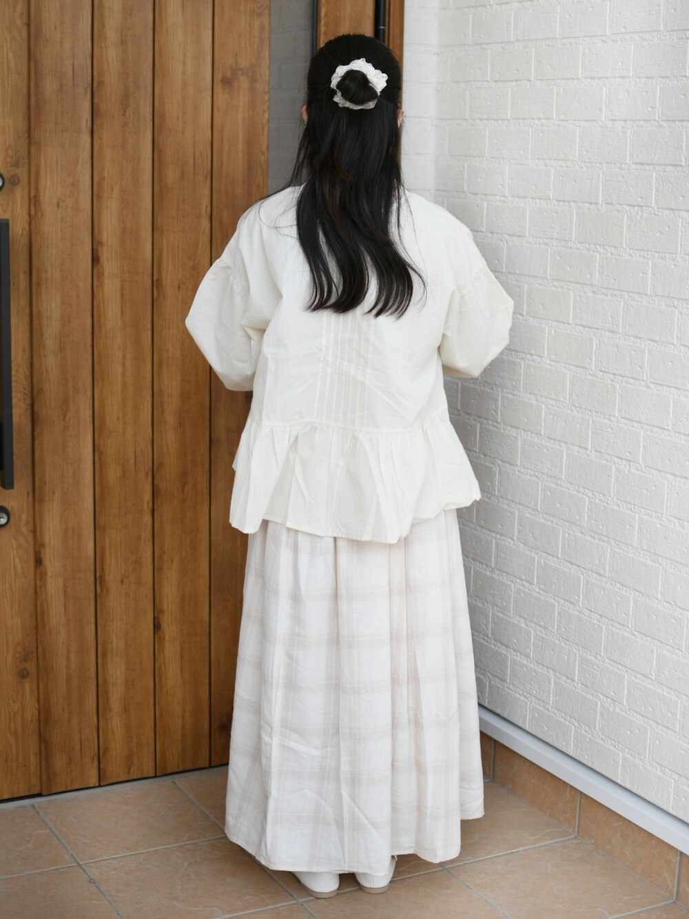 ホワイト系のスカート、ホワイト系のシャツ/ブラウス、ホワイト系のドレスシューズを着用したレディースの春コーディネートの2枚目の写真