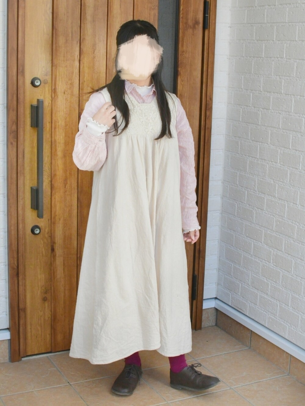 ベージュ系のワンピース、ピンク系のシャツ/ブラウス、ブラウン系のドレスシューズを着用したレディースの春コーディネートの2枚目の写真