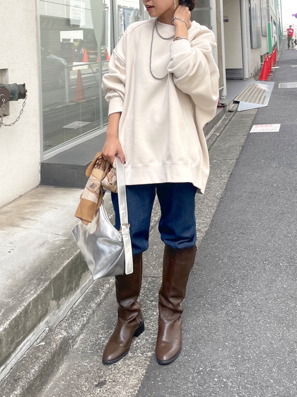 「スウェット、デニム、LARUTA」｜「LARUTAのアイテム（トップス、ホワイト系）」を使った、Nanamiさん（レディース・156cm）の夏コーディネートの2枚目の写真