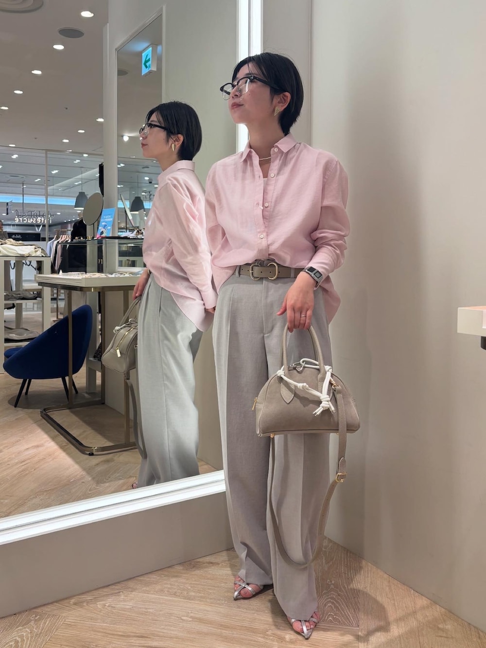 「ショルダーバッグ、ワイドパンツ、シャツスタイル、ピンクシャツ、淡色コーデ、シンプルコーデ、夏ファッション、お洒落さんとつながりたい、大人女子、最近のいい感じコーデ、オトナカワイイ、キレイめ、メガネ女子、シアーシャツ」｜「LEFIJEの【LEFIJE/レフィエ】別注ダブルバックルベルト（ベルト、ベージュ系）」を使った、taki chanさん（骨格ストレート・レディース・155cm）の春コーディネートの3枚目の写真