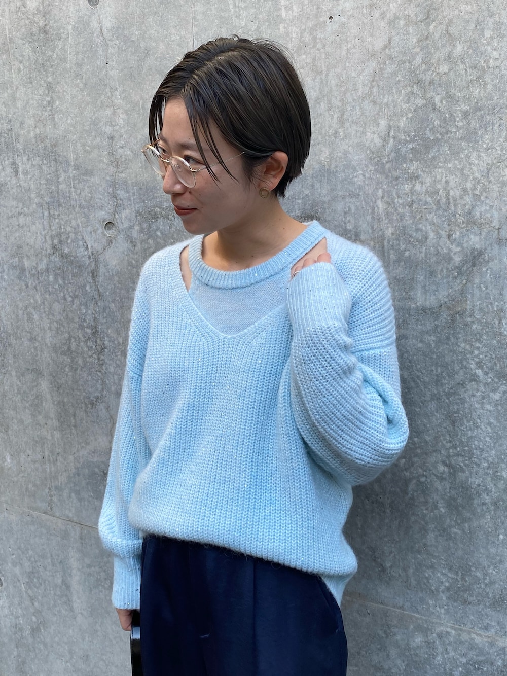 「最近のいい感じコーデ、スパンコール、ニット、大人女子、あったかコーデ、きれいめカジュアル、お洒落さんとつながりたい、ブルーコーデ、ネイビーパンツ、カーゴパンツ、シンプルコーデ」｜「NOLLEY’S Sophiの《手洗い可能》スパンコールモヘヤレイヤード風プルオーバーニット（ニット/セーター、ブルー系）」を使った、taki chanさん（レディース・155cm）の冬コーディネートの3枚目の写真