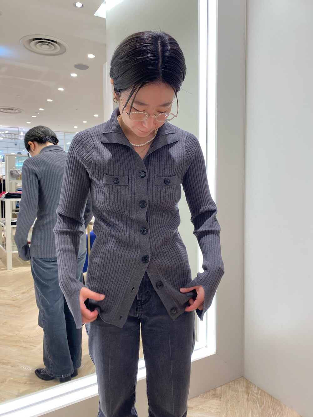 「最近のいい感じコーデ、休日スタイル、大人女子、ニットコーデ、冬服、キレイめ、ootd、おしゃれさんと繋がりたい、デニムコーデ、ニットカーディガン、ウールコート、アウターコーデ」｜「NOLLEY’S Sophiの◇【WEB限定カラーあり】SUPER140リバーショールコート 24AW（ダッフルコート、イエロー系）」を使った、taki chanさん（レディース・155cm）の秋コーディネートの4枚目の写真