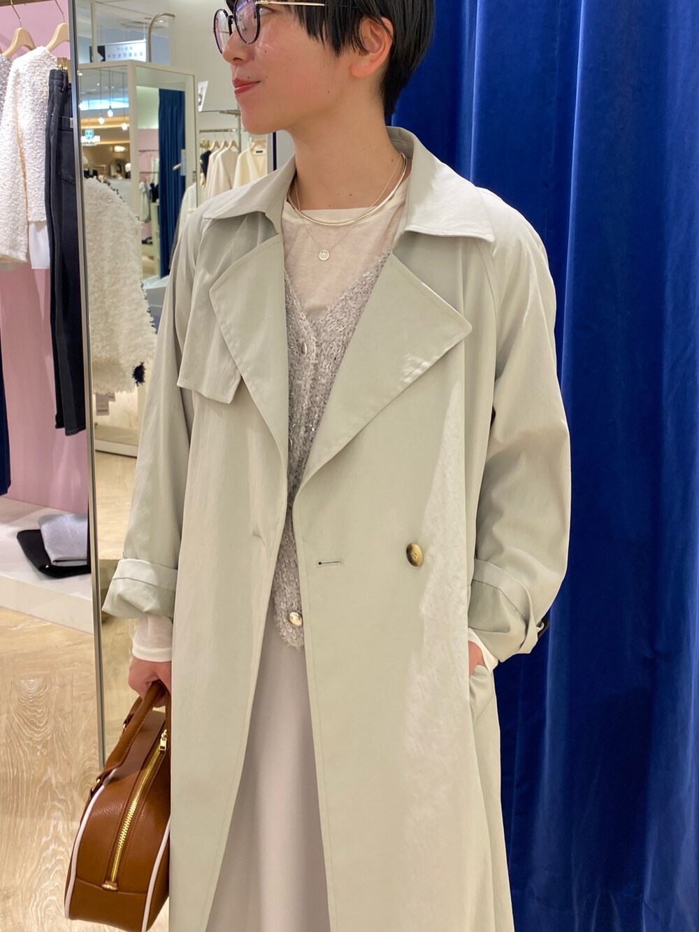「春コーデ、春めき満開コーデ、ootd、オトナカワイイ、春服、休日、トレンチコート、きれいめカジュアル、オトナカジュアル、シンプルコーデ、nolleys、nolleys sophi」｜「NOLLEY’S Sophiの撥水ライトトレンチコート（トレンチコート、グリーン系）」を使った、taki chanさん（骨格ストレート・レディース・155cm）の春コーディネートの4枚目の写真