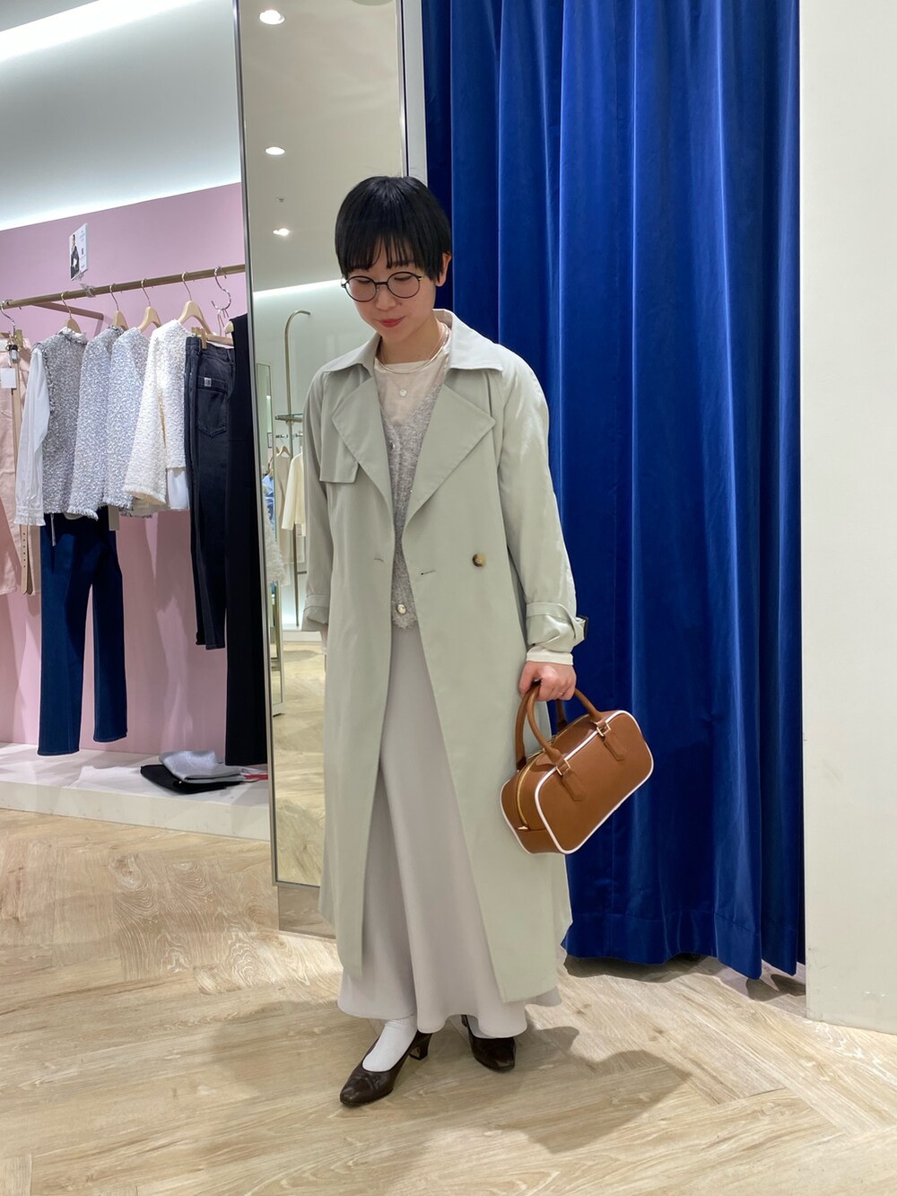 「春コーデ、春めき満開コーデ、ootd、オトナカワイイ、春服、休日、トレンチコート、きれいめカジュアル、オトナカジュアル、シンプルコーデ、nolleys、nolleys sophi」｜「NOLLEY’S Sophiの撥水ライトトレンチコート（トレンチコート、グリーン系）」を使った、taki chanさん（骨格ストレート・レディース・155cm）の春コーディネートの2枚目の写真
