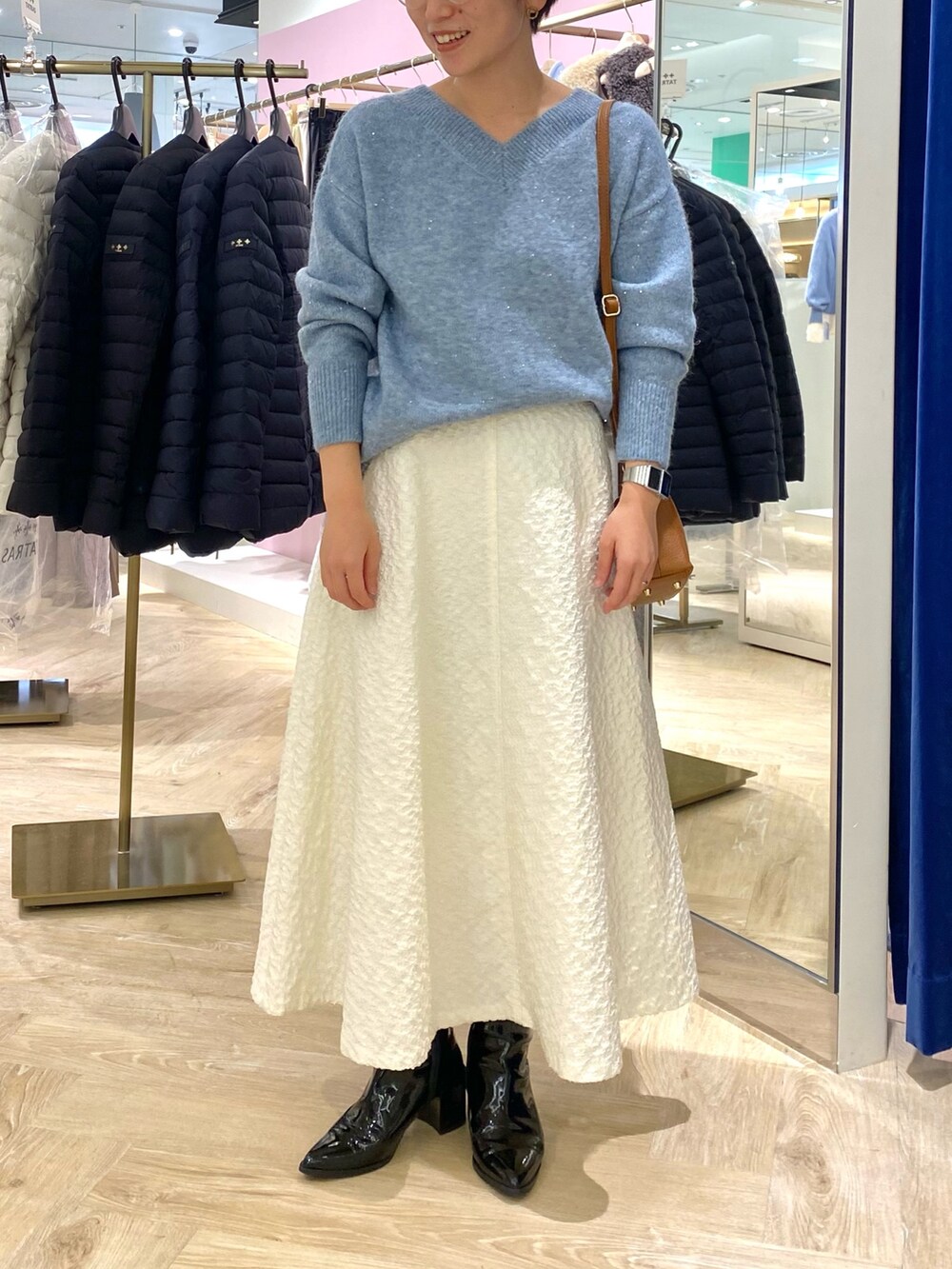 「最近のいい感じコーデ、休日スタイル、ラクチンコーデ、大人女子、ニットコーデ、大人かわいい、スカートコーデ、きれいめカジュアル、あったかコーデ、お洒落さんとつながりたい、大人カジュアル、キレイめコーデ、シンプルコーデ」｜「NOLLEY’S Sophiのモヘヤラメスパンコール2WAYプルオーバーニット（ニット/セーター、ブルー系）」を使った、taki chanさん（レディース・155cm）の冬コーディネートの2枚目の写真