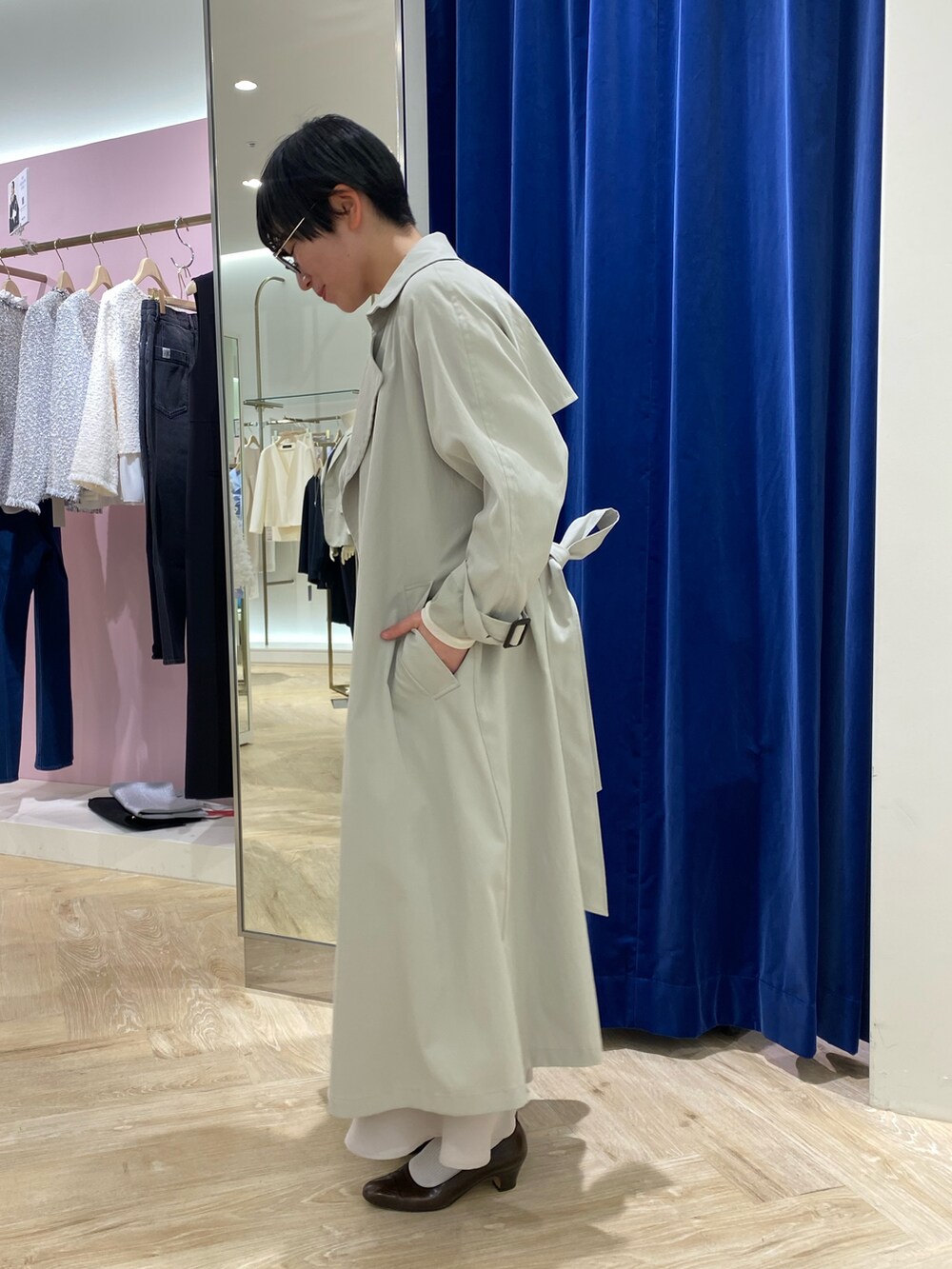 「春コーデ、春めき満開コーデ、ootd、オトナカワイイ、春服、休日、トレンチコート、きれいめカジュアル、オトナカジュアル、シンプルコーデ、nolleys、nolleys sophi」｜「NOLLEY’S Sophiの撥水ライトトレンチコート（トレンチコート、グリーン系）」を使った、taki chanさん（骨格ストレート・レディース・155cm）の春コーディネートの3枚目の写真