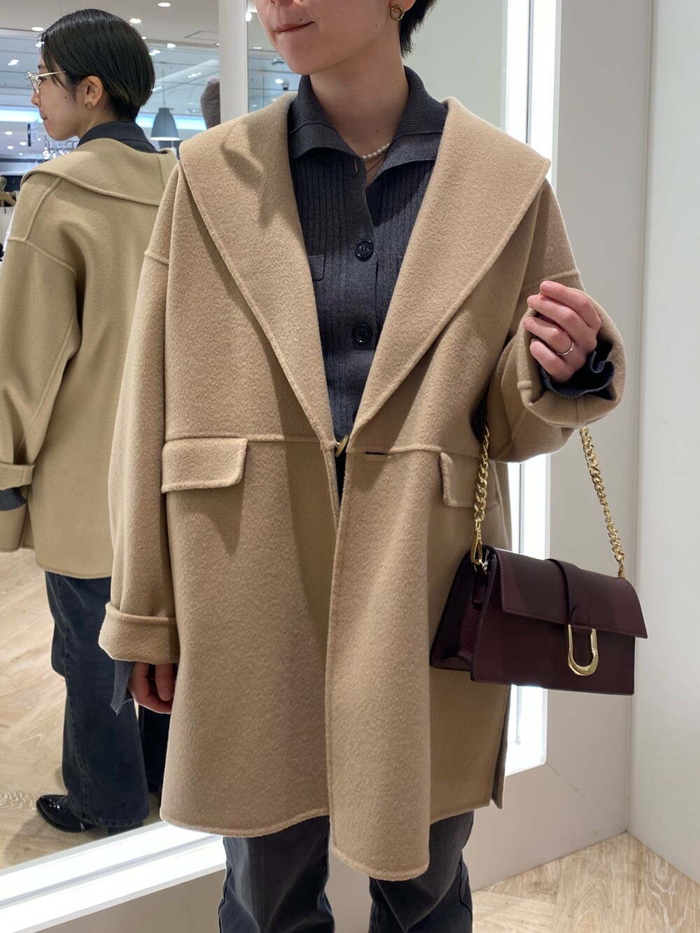 「最近のいい感じコーデ、休日スタイル、大人女子、ニットコーデ、冬服、キレイめ、ootd、おしゃれさんと繋がりたい、デニムコーデ、ニットカーディガン、ウールコート、アウターコーデ」｜「NOLLEY’S Sophiの◇【WEB限定カラーあり】SUPER140リバーショールコート 24AW（ダッフルコート、イエロー系）」を使った、taki chanさん（レディース・155cm）の秋コーディネートの2枚目の写真