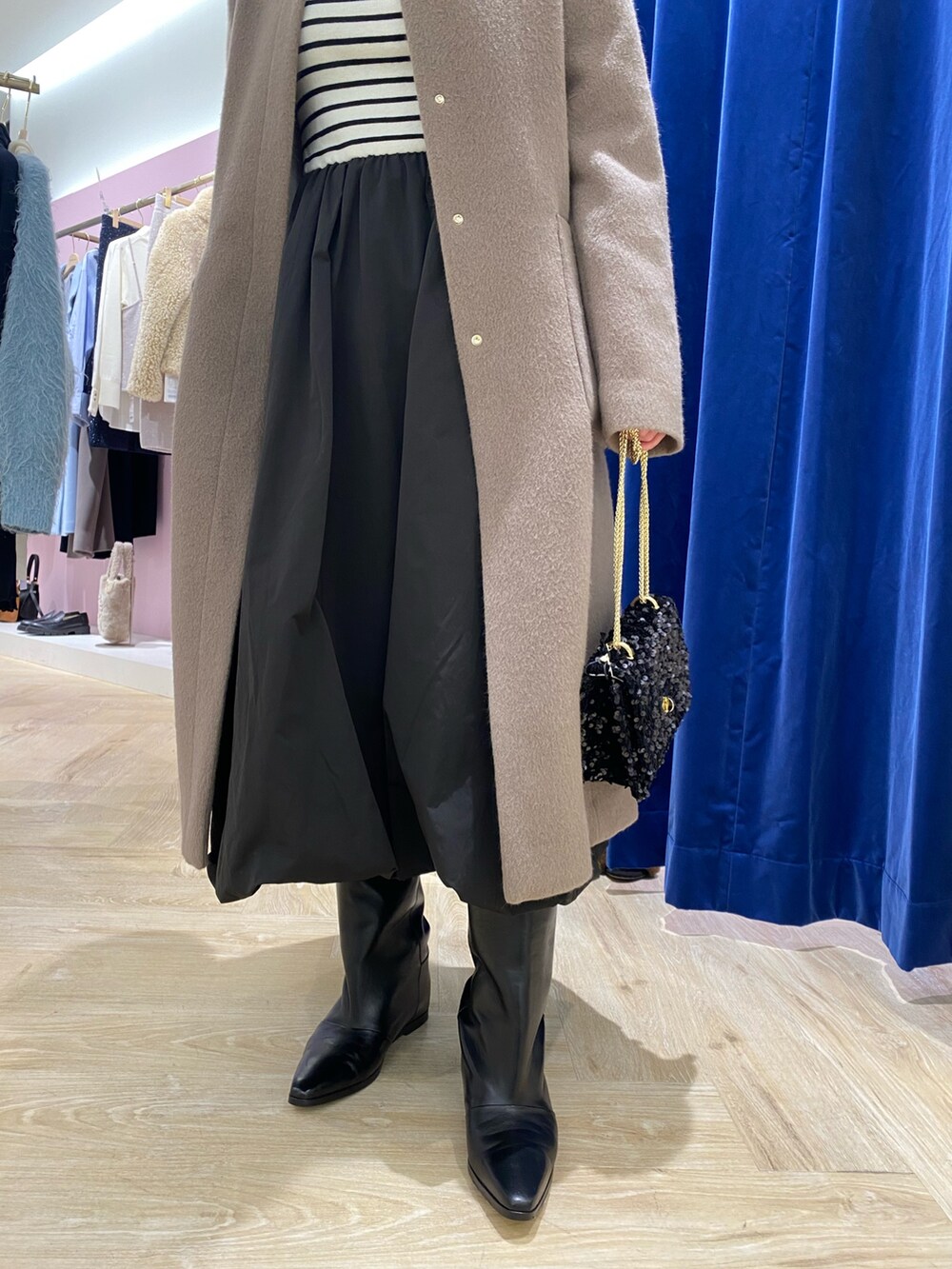 「冬コーデ、秋冬コーデ、大人かわいい、シンプル、お出かけコーデ、あったかコーデ、キレイめ、シンプルスタイル、モノトーン、低身長女子、大人可愛い、冬のコーデ、ワンピース、バルーンスカート」｜「NOLLEY’Sのノーカラーシャギーコート（ノーカラーコート、ブラウン系）」を使った、taki chanさん（骨格ストレート・レディース・155cm）の冬コーディネートの6枚目の写真