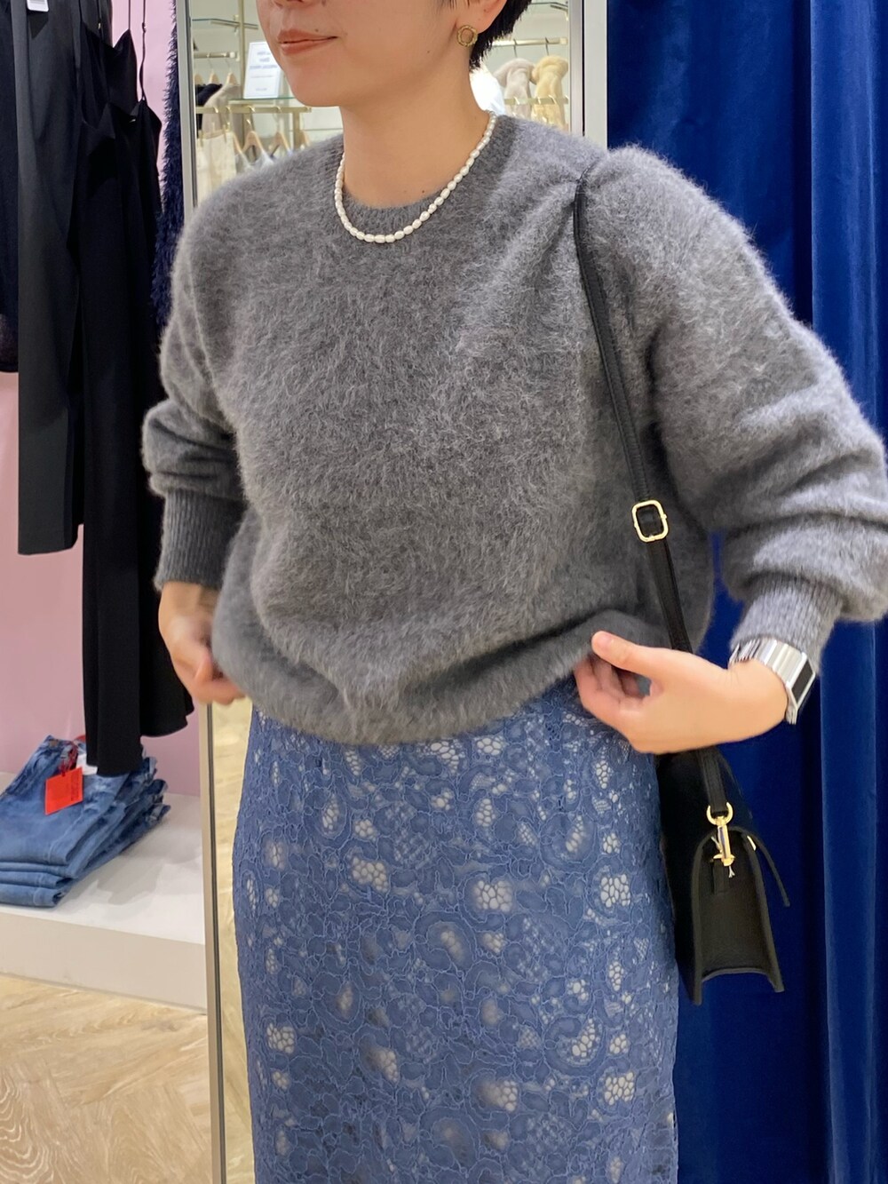 「最近のいい感じコーデ、淡色コーデ、おでかけコーデ、厚底シューズ、クリスマスコーデ、カラーニット、レーススカート、ショート丈、女子会コーデ」｜「NOLLEY’S Sophiのヘアリーショート丈クルーネックプルオーバーニット（ニット/セーター、グレー系）」を使った、taki chanさん（レディース・155cm）の秋コーディネートの3枚目の写真