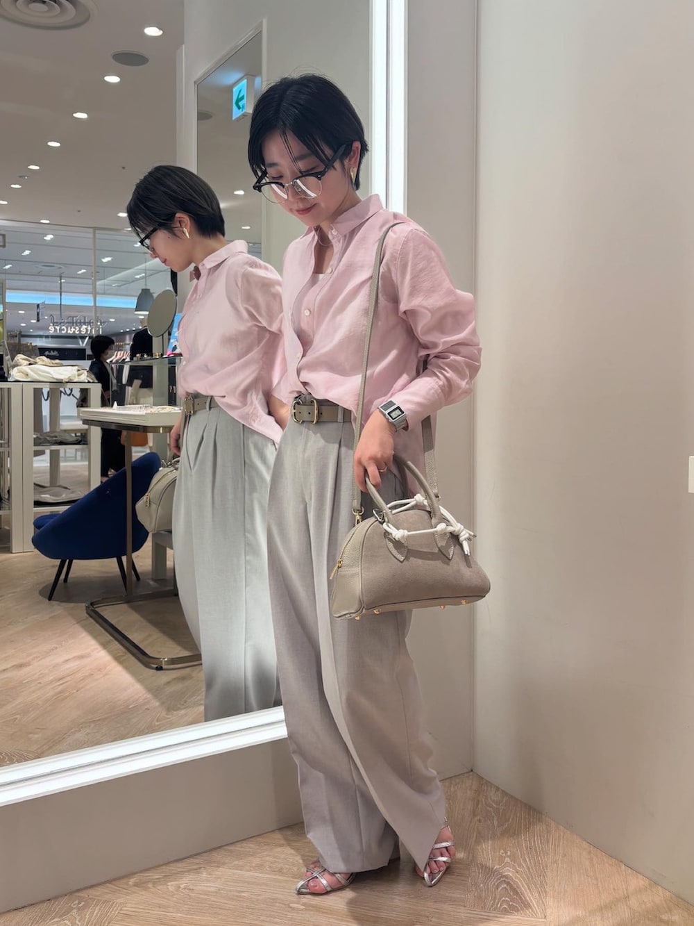 「ショルダーバッグ、ワイドパンツ、シャツスタイル、ピンクシャツ、淡色コーデ、シンプルコーデ、夏ファッション、お洒落さんとつながりたい、大人女子、最近のいい感じコーデ、オトナカワイイ、キレイめ、メガネ女子、シアーシャツ」｜「LEFIJEの【LEFIJE/レフィエ】別注ダブルバックルベルト（ベルト、ベージュ系）」を使った、taki chanさん（骨格ストレート・レディース・155cm）の春コーディネートの2枚目の写真