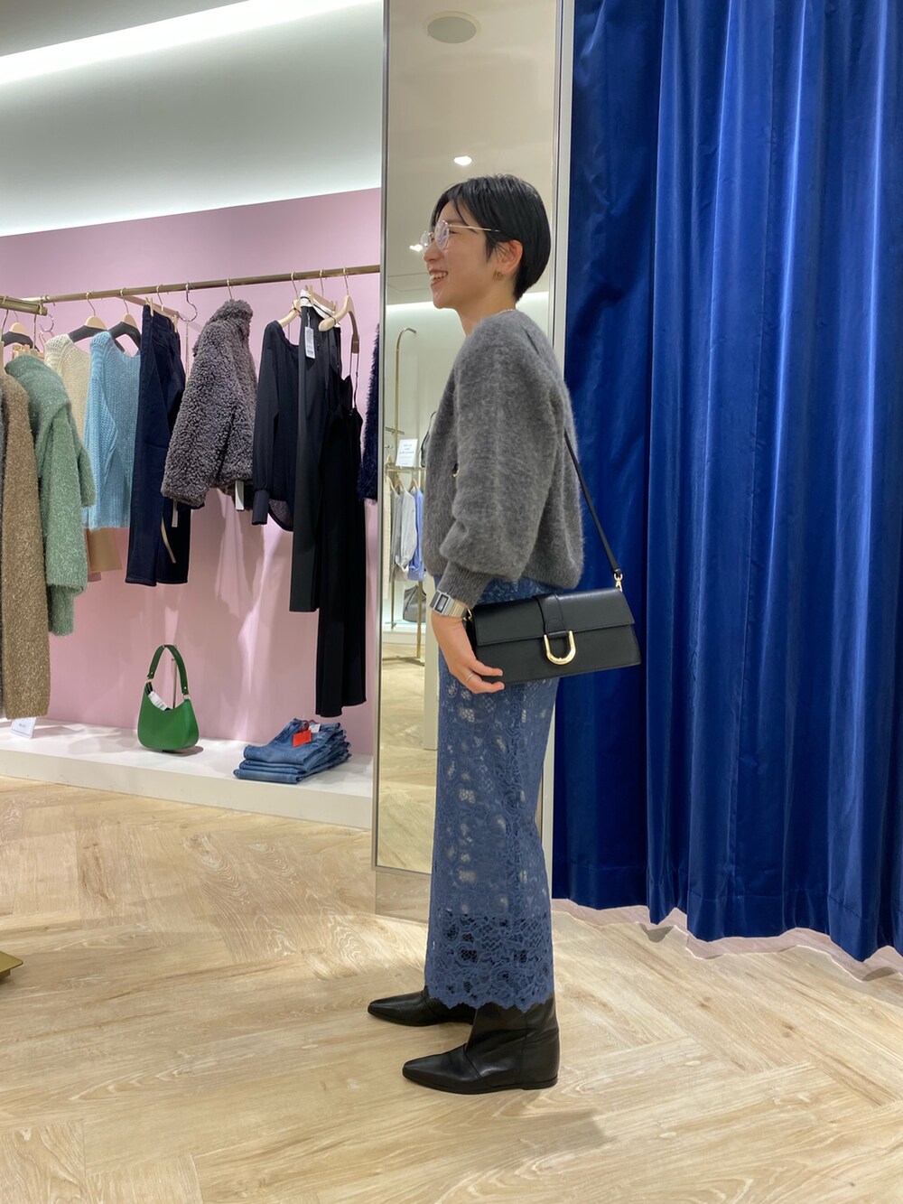 「最近のいい感じコーデ、淡色コーデ、おでかけコーデ、厚底シューズ、クリスマスコーデ、カラーニット、レーススカート、ショート丈、女子会コーデ」｜「NOLLEY’S Sophiのヘアリーショート丈クルーネックプルオーバーニット（ニット/セーター、グレー系）」を使った、taki chanさん（レディース・155cm）の秋コーディネートの2枚目の写真