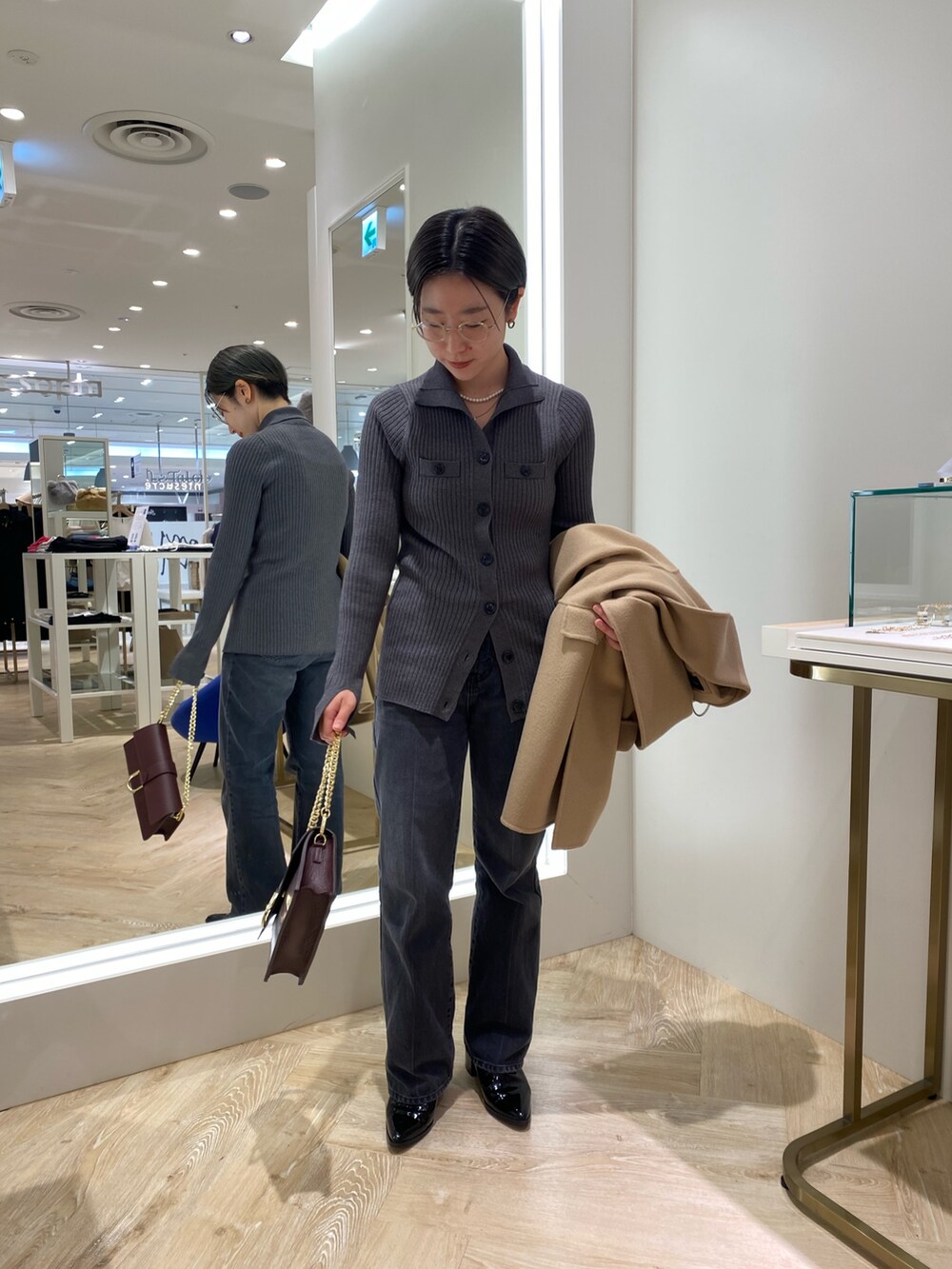 「最近のいい感じコーデ、休日スタイル、大人女子、ニットコーデ、冬服、キレイめ、ootd、おしゃれさんと繋がりたい、デニムコーデ、ニットカーディガン、ウールコート、アウターコーデ」｜「NOLLEY’S Sophiの◇【WEB限定カラーあり】SUPER140リバーショールコート 24AW（ダッフルコート、イエロー系）」を使った、taki chanさん（レディース・155cm）の秋コーディネートの3枚目の写真