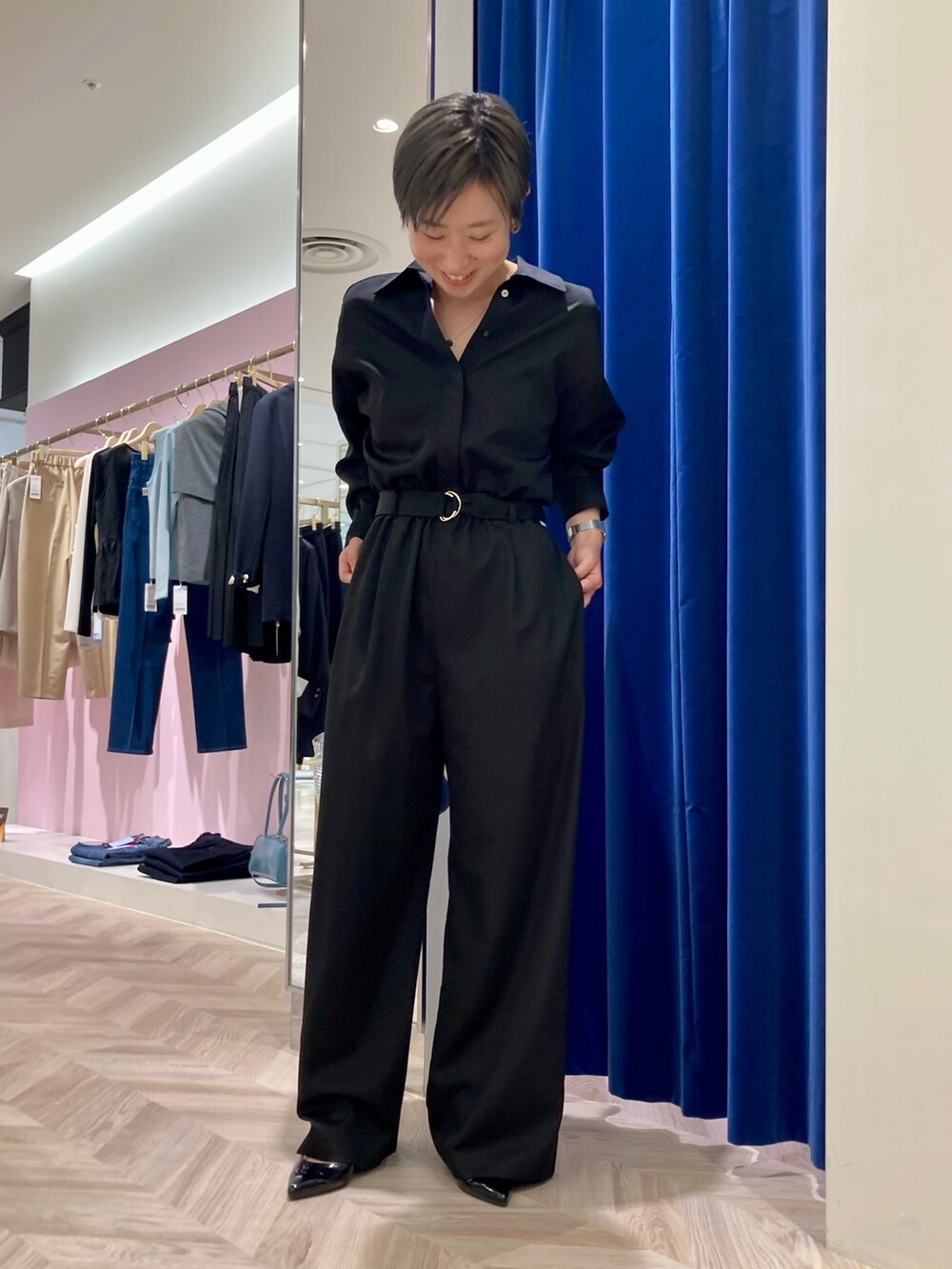「秋コーデ、秋服コーデ、ラクチンコーデ、お洒落さんとつながりたい、大人女子、オトナカワイイ、セレモニーコーデ、おでかけコーデ、ジャンプスーツ、ブラックコーデ、きれいめカジュアル、ママコーデ、ママファッション、低身長コーデ、ノーリーズ」｜「NOLLEY’S Sophiのウォッシャブルベルト付きサテンジャンプスーツ（つなぎ/オールインワン、ブラック系）」を使った、taki chanさん（レディース・155cm）の秋コーディネートの3枚目の写真
