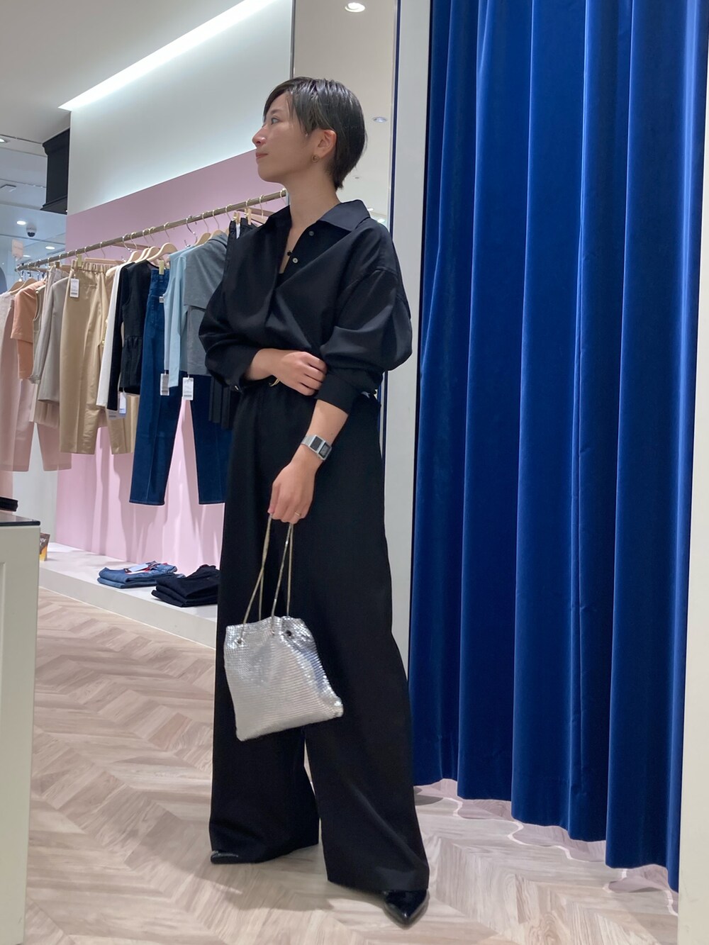 「秋コーデ、秋服コーデ、ラクチンコーデ、お洒落さんとつながりたい、大人女子、オトナカワイイ、セレモニーコーデ、おでかけコーデ、ジャンプスーツ、ブラックコーデ、きれいめカジュアル、ママコーデ、ママファッション、低身長コーデ、ノーリーズ」｜「NOLLEY’S Sophiのウォッシャブルベルト付きサテンジャンプスーツ（つなぎ/オールインワン、ブラック系）」を使った、taki chanさん（レディース・155cm）の秋コーディネートの2枚目の写真