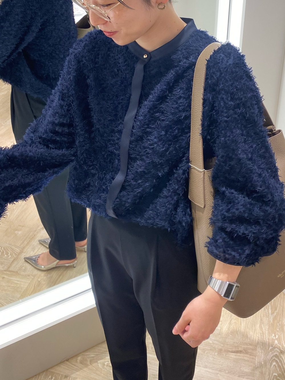 「最近のいい感じコーデ、カジュアルスタイル、クリスマスに着たい服、大人コーデ、大人かわいい、大人ファッション、パンツスタイル、オフィスカジュアル、低身長女子、メガネ女子、骨格ストレート、お仕事コーデ」｜「NOLLEY’S Sophiのウール混ウォッシャブルインゴムパンツ（その他パンツ、ブルー系）」を使った、taki chanさん（レディース・155cm）の秋コーディネートの3枚目の写真