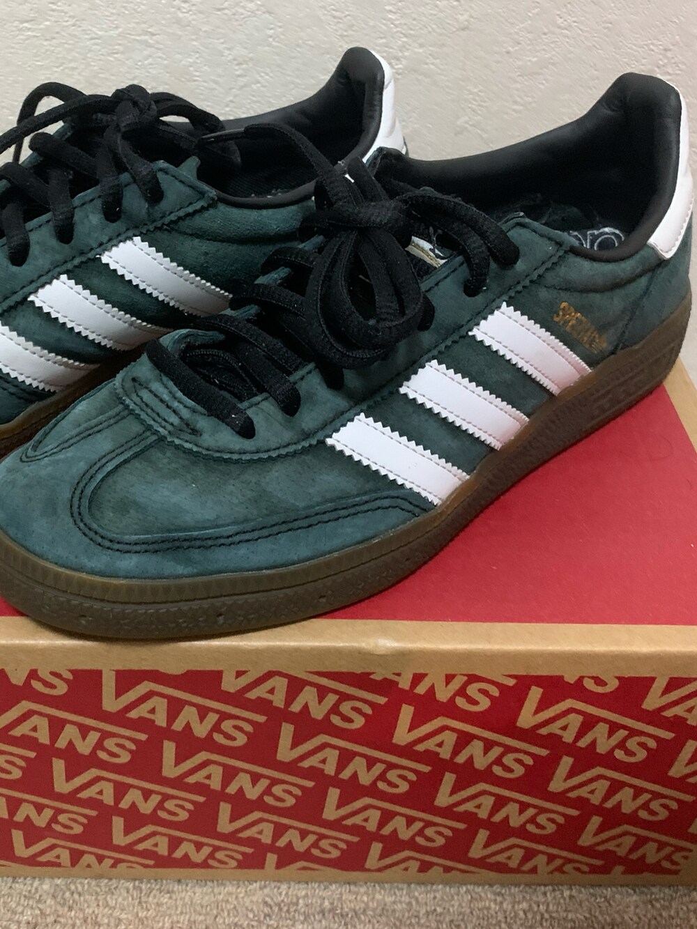 ブラック系のスニーカー、ブルー系のデニムパンツ、グレー系のパーカーを着用したメンズの秋コーディネートの3枚目の写真